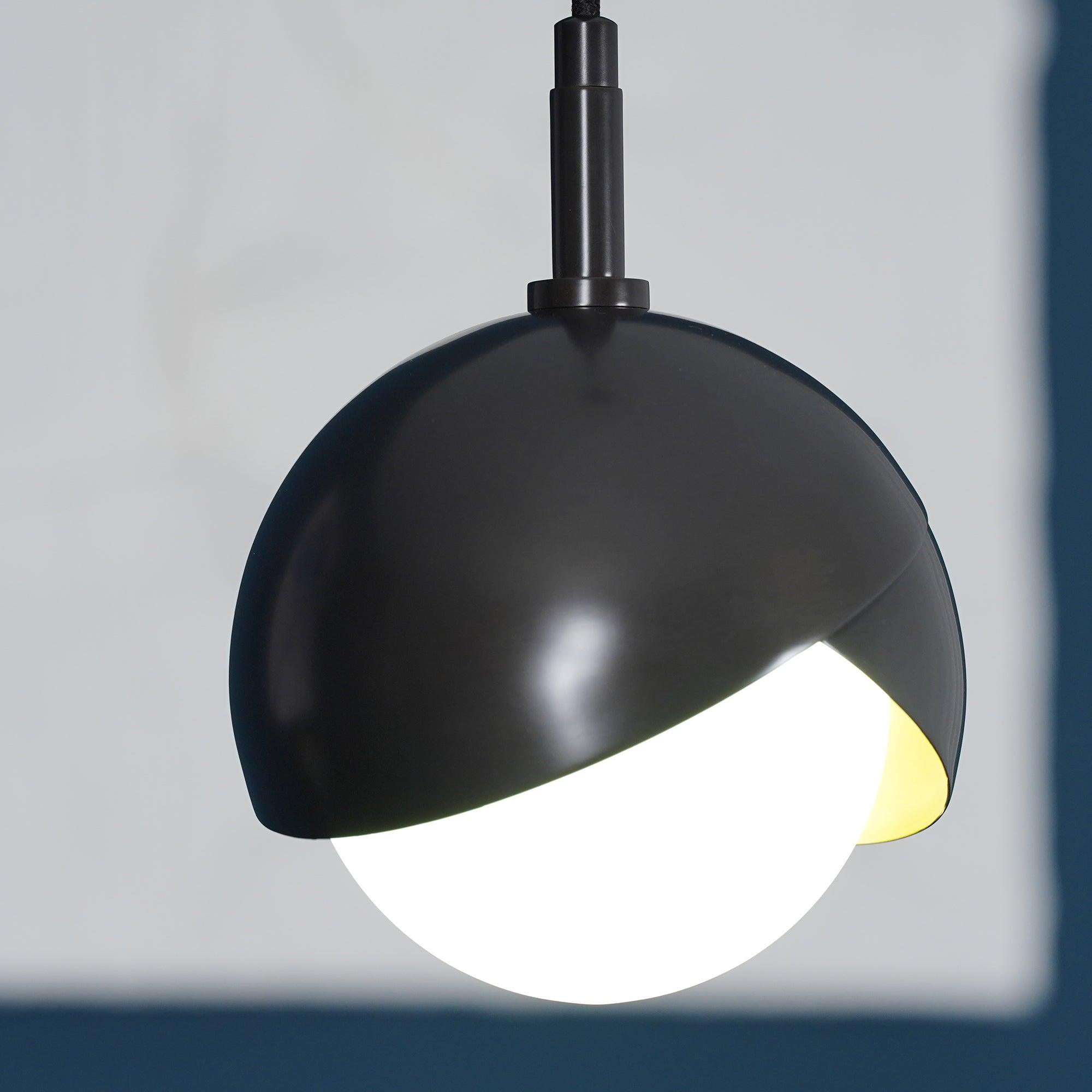 Solara Moderne Pendelleuchte Messing Geschachtelte Opalkugel-Letslighting