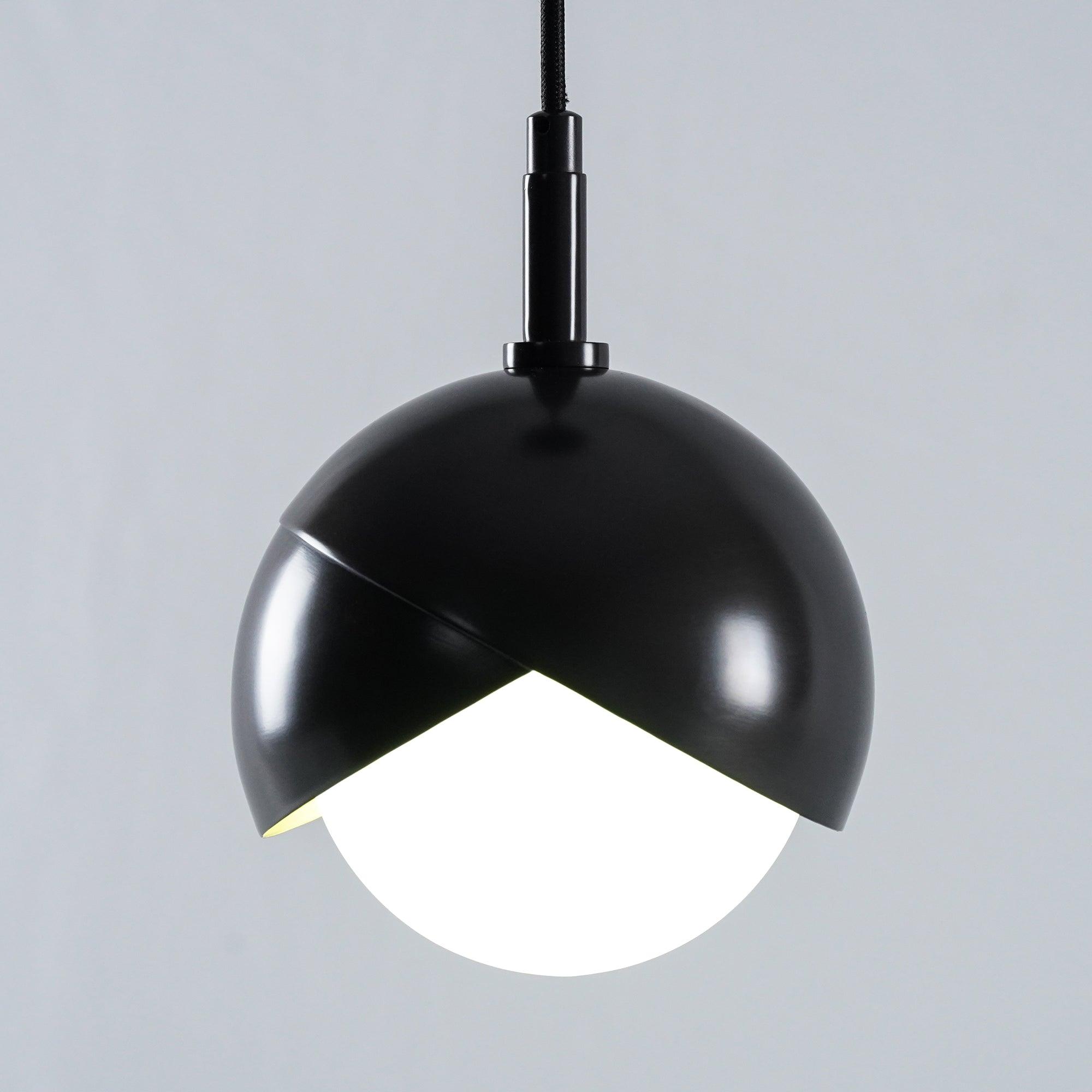 Solara Moderne Pendelleuchte Messing Geschachtelte Opalkugel-Letslighting