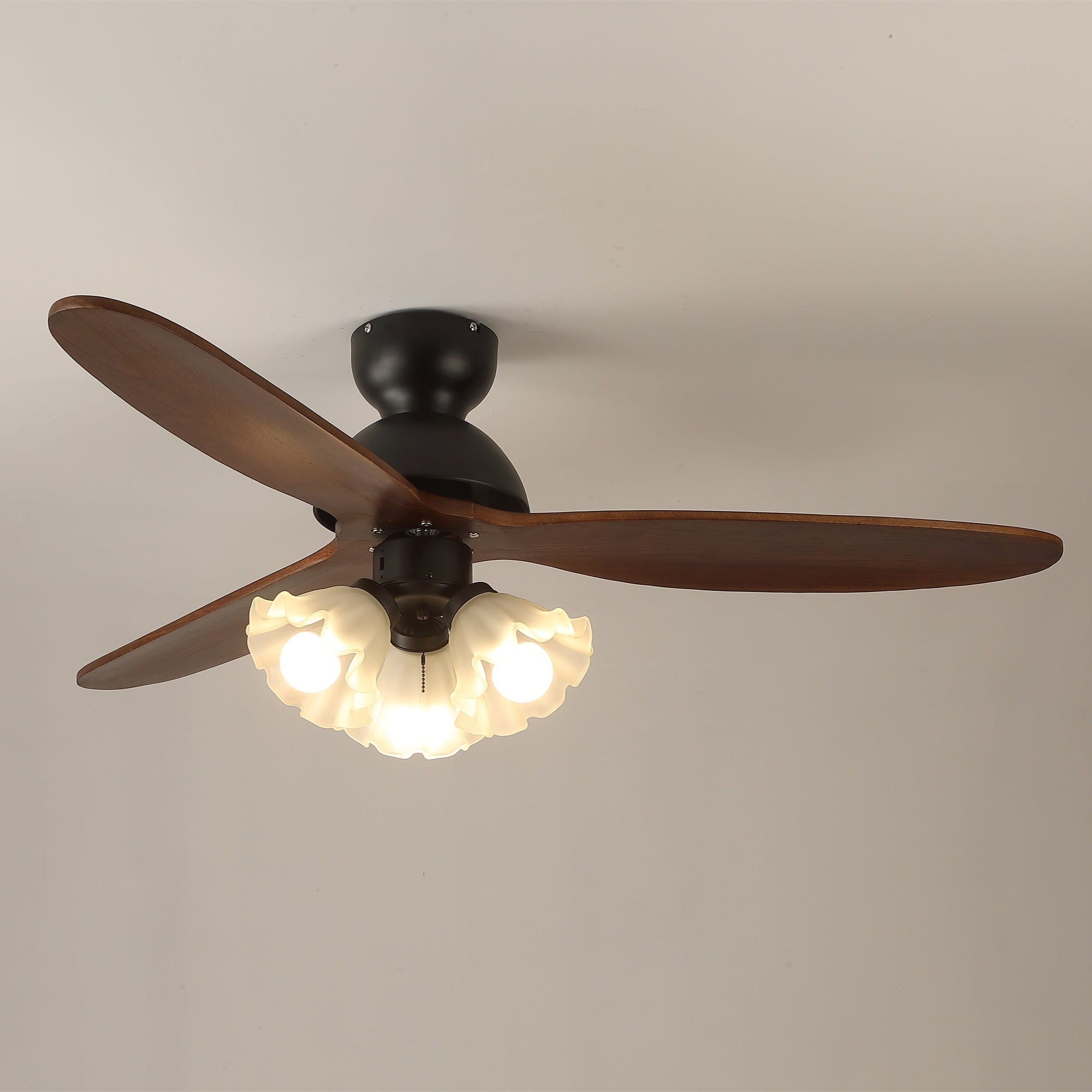 Novrik Air Deckenventilatorleuchte in einer anderen Raumeinstellung, z.B. Arbeitszimmer.