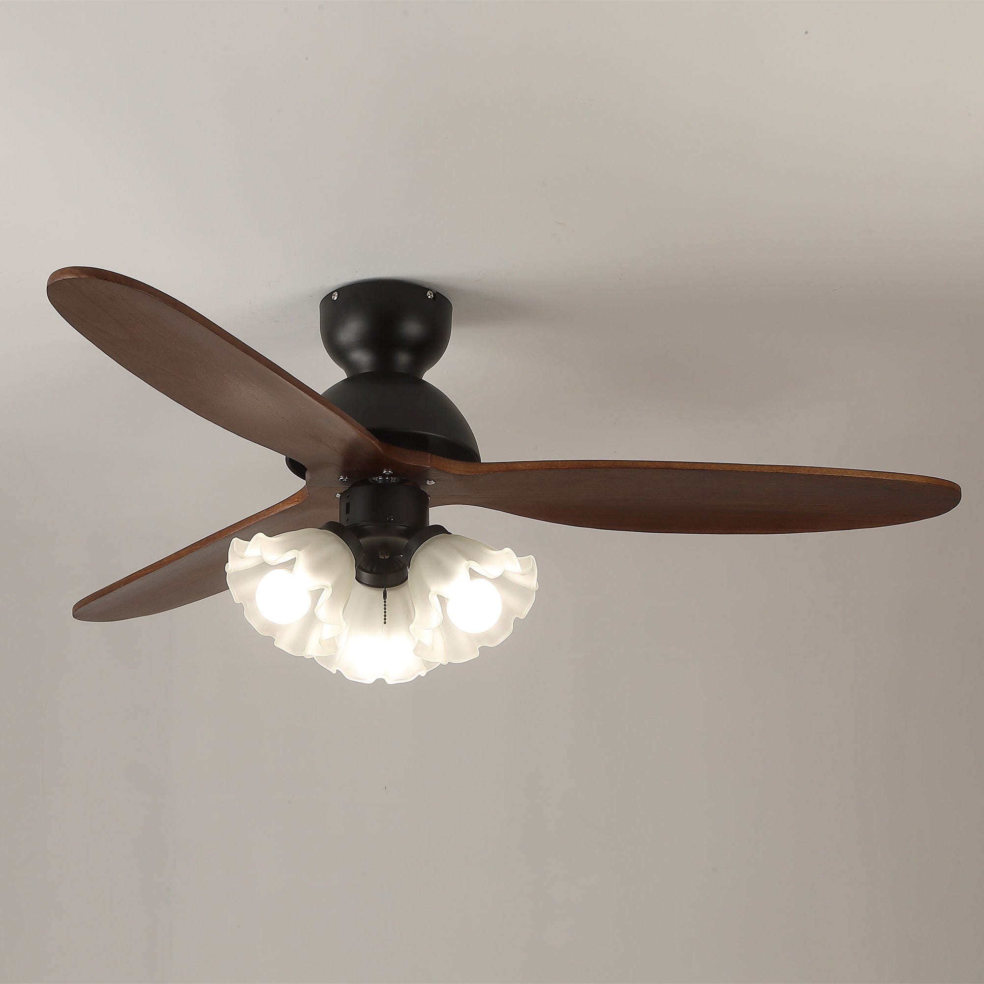 Verpackungs- oder Installationskomponenten für die Novrik Air Ventilatorleuchte.
