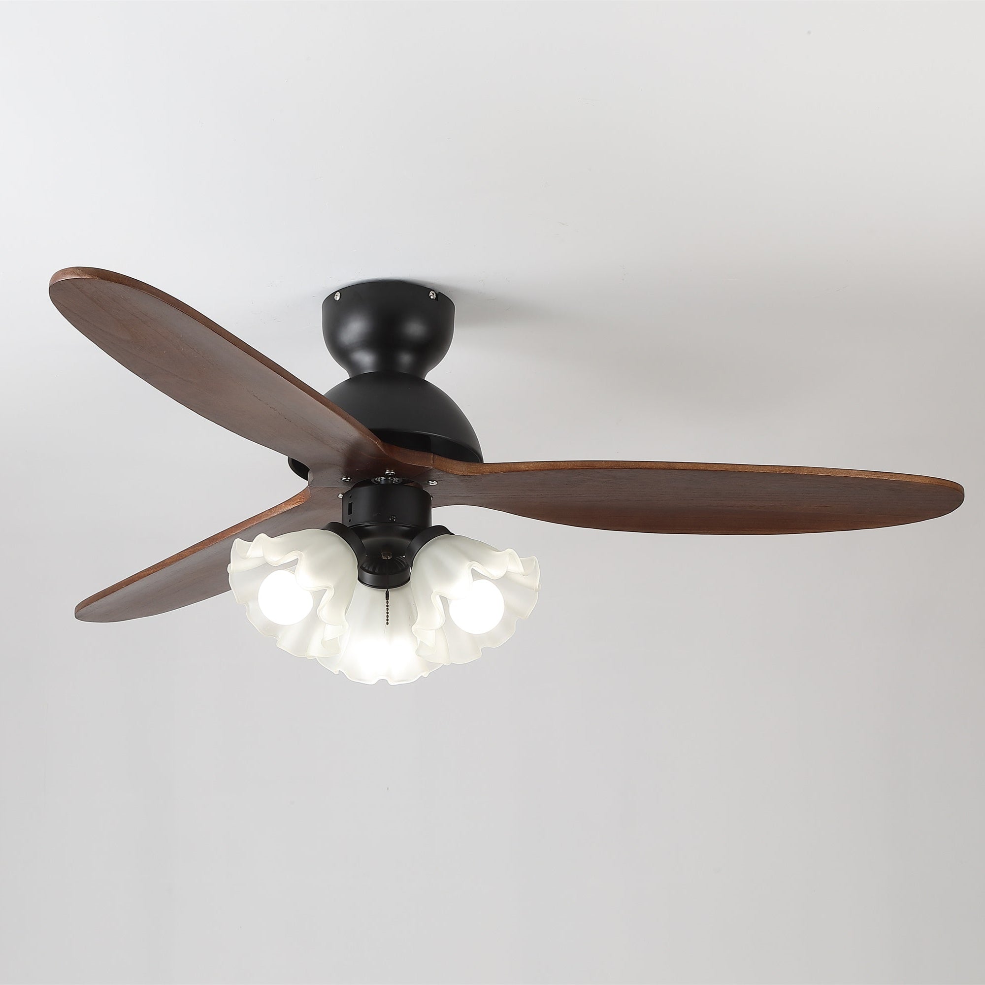 Moderne Deckenventilatorleuchte in einem Wohnzimmer, Walnuss-Finish.