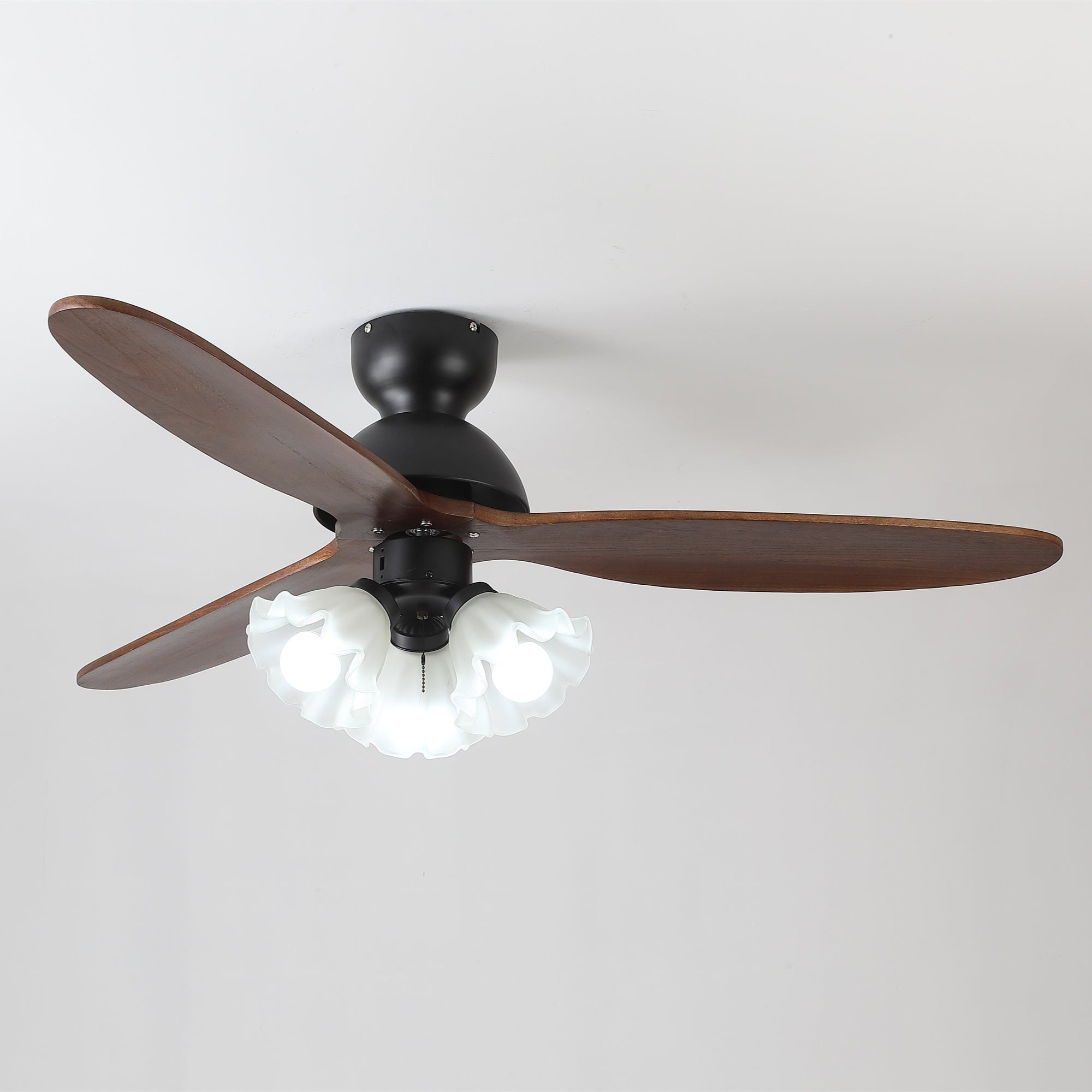 Nahaufnahme der Holzflügel und des integrierten LED-Lichts des Novrik Air Ventilators.