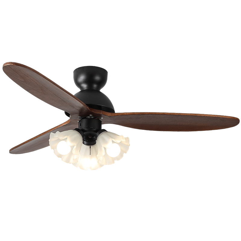 Schrägansicht der Deckenventilatorleuchte, die ihr schlankes Profil betont.