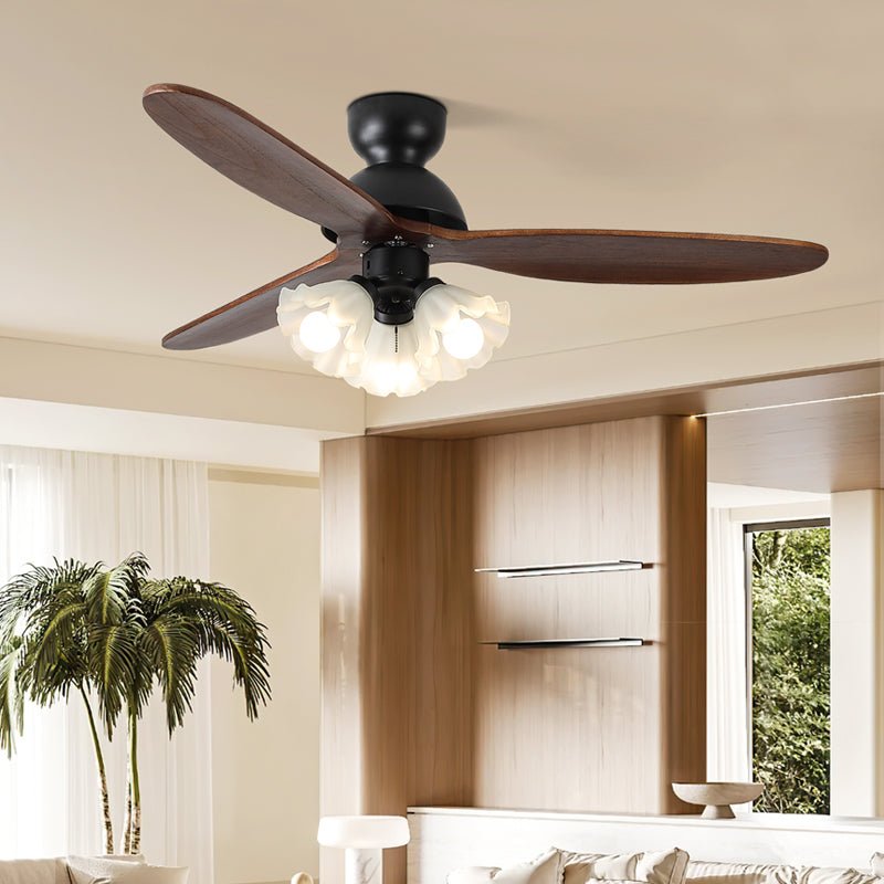 Draufsicht auf die Deckenventilatorleuchte, die das Flügeldesign zeigt.