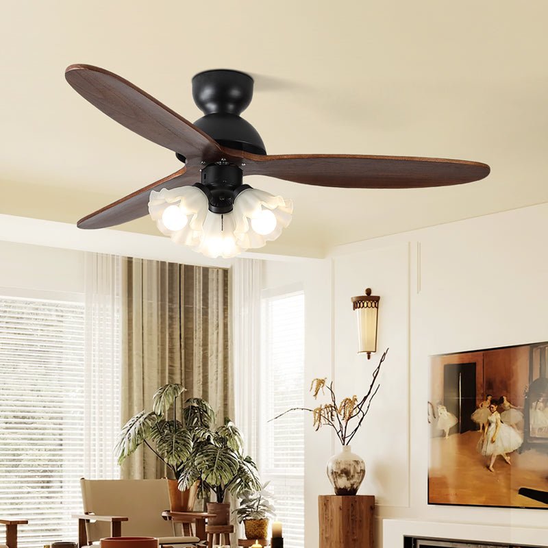 Novrik Air Deckenventilatorleuchte mit eingeschaltetem Licht, das einen Raum beleuchtet.