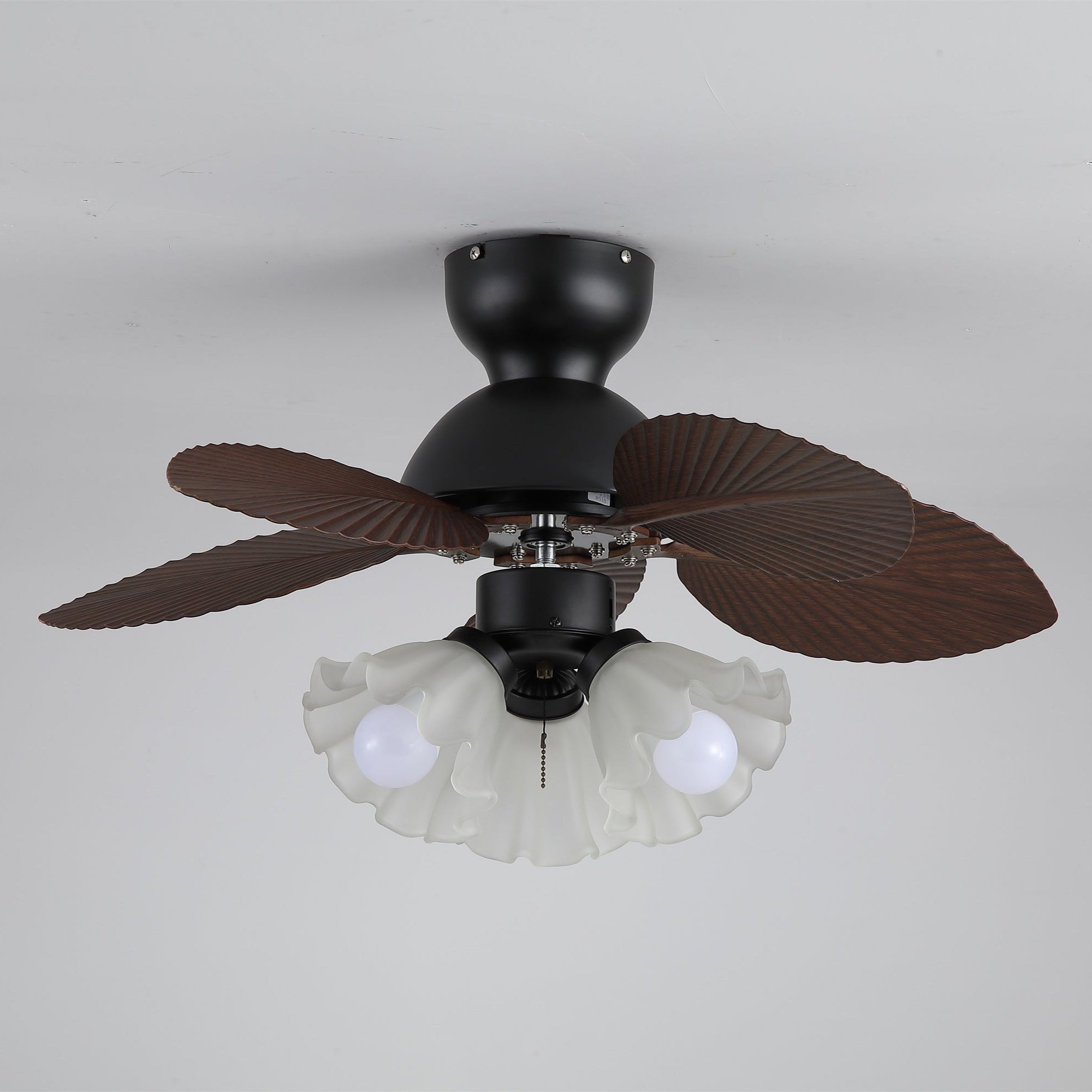 Qers Deckenventilator mit Beleuchtung und eingeschaltetem LED-Licht