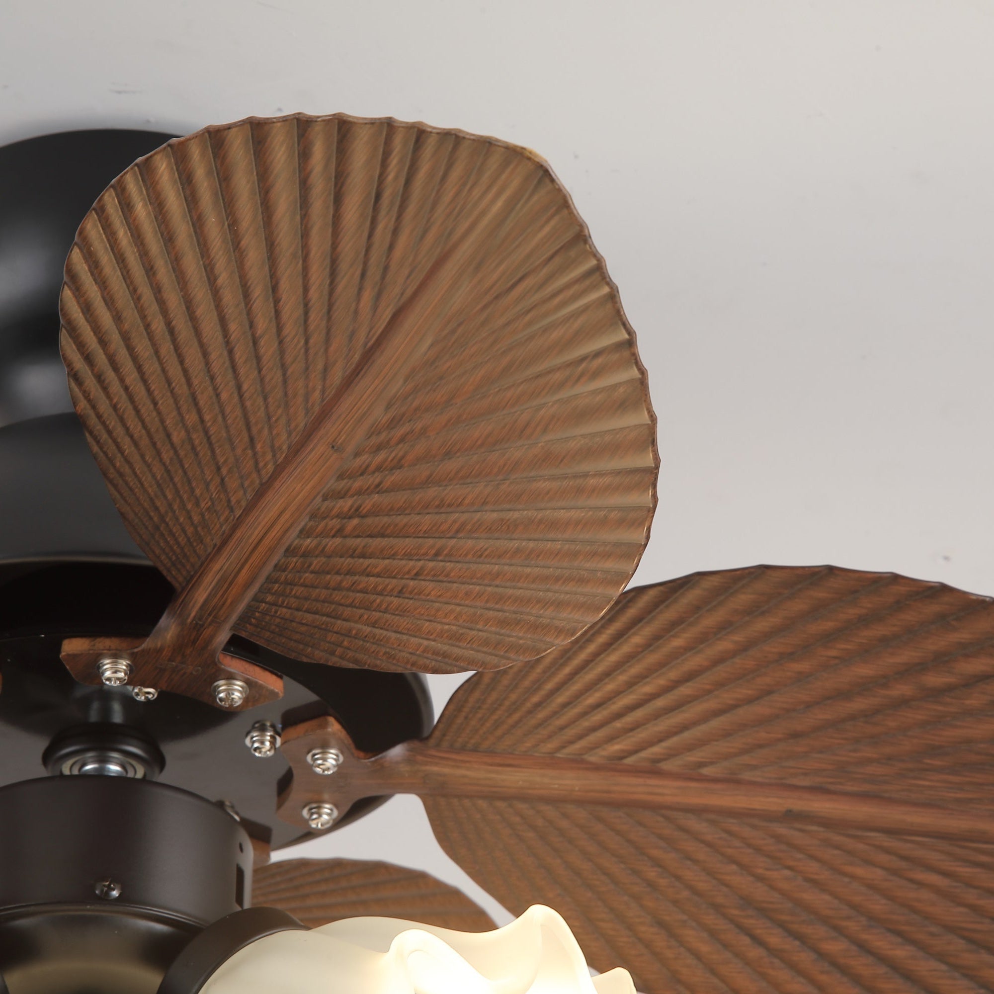 Qers Deckenventilator mit Beleuchtung in einem modernen Wohnzimmer