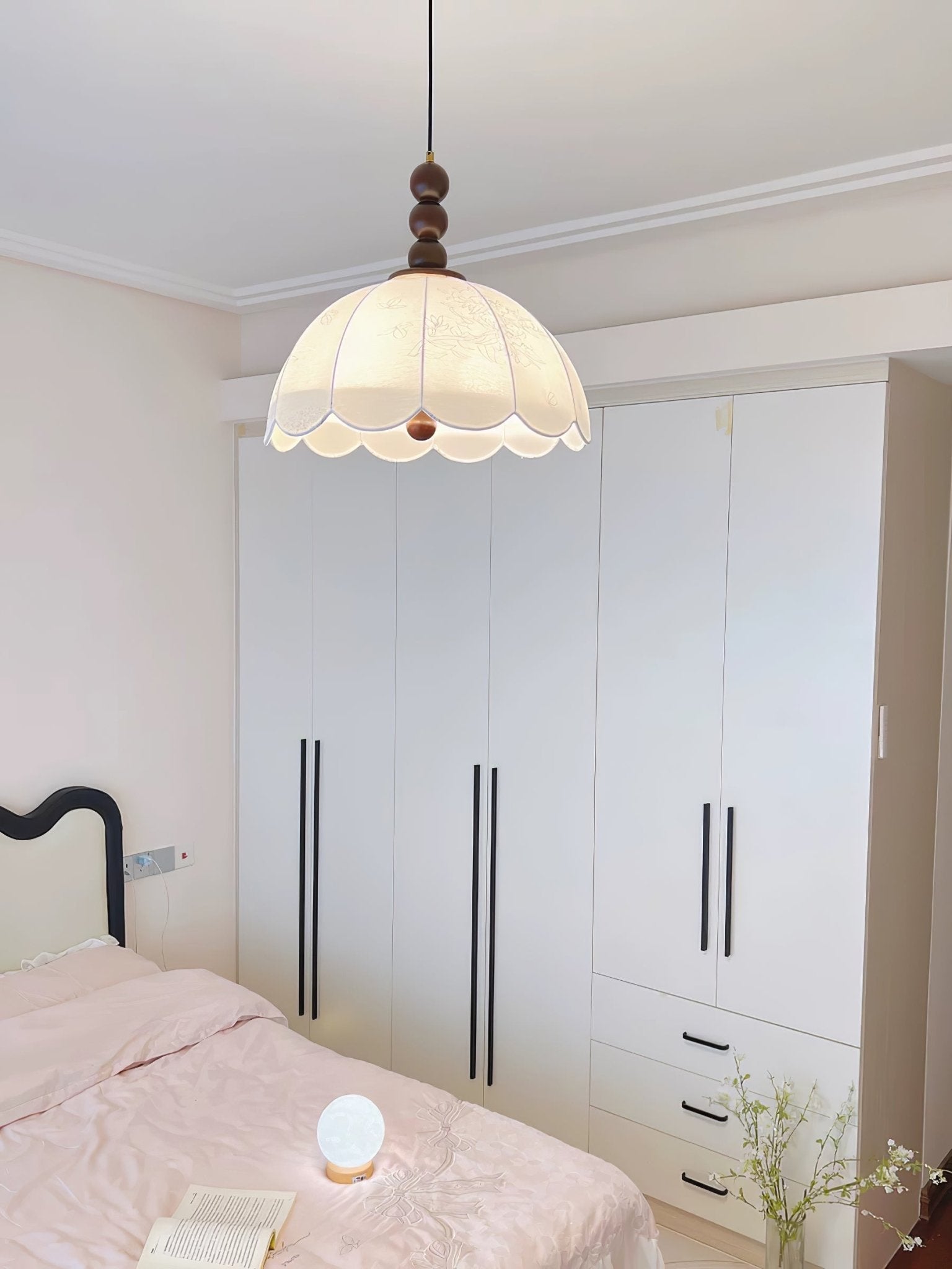 Syphaen Traditionelle Pendelleuchte aus Stoff und Holz-Letslighting
