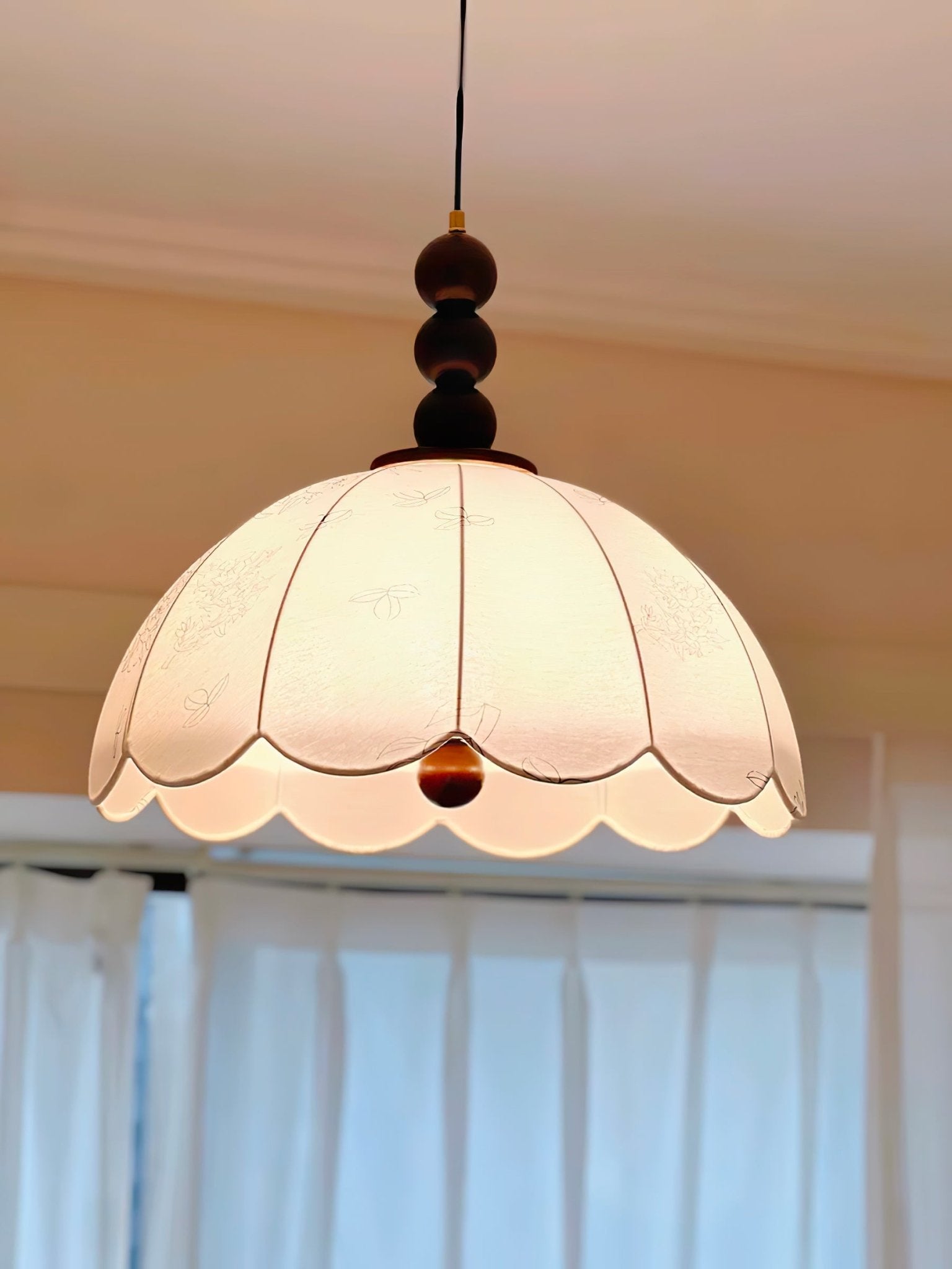 Syphaen Traditionelle Pendelleuchte aus Stoff und Holz-Letslighting