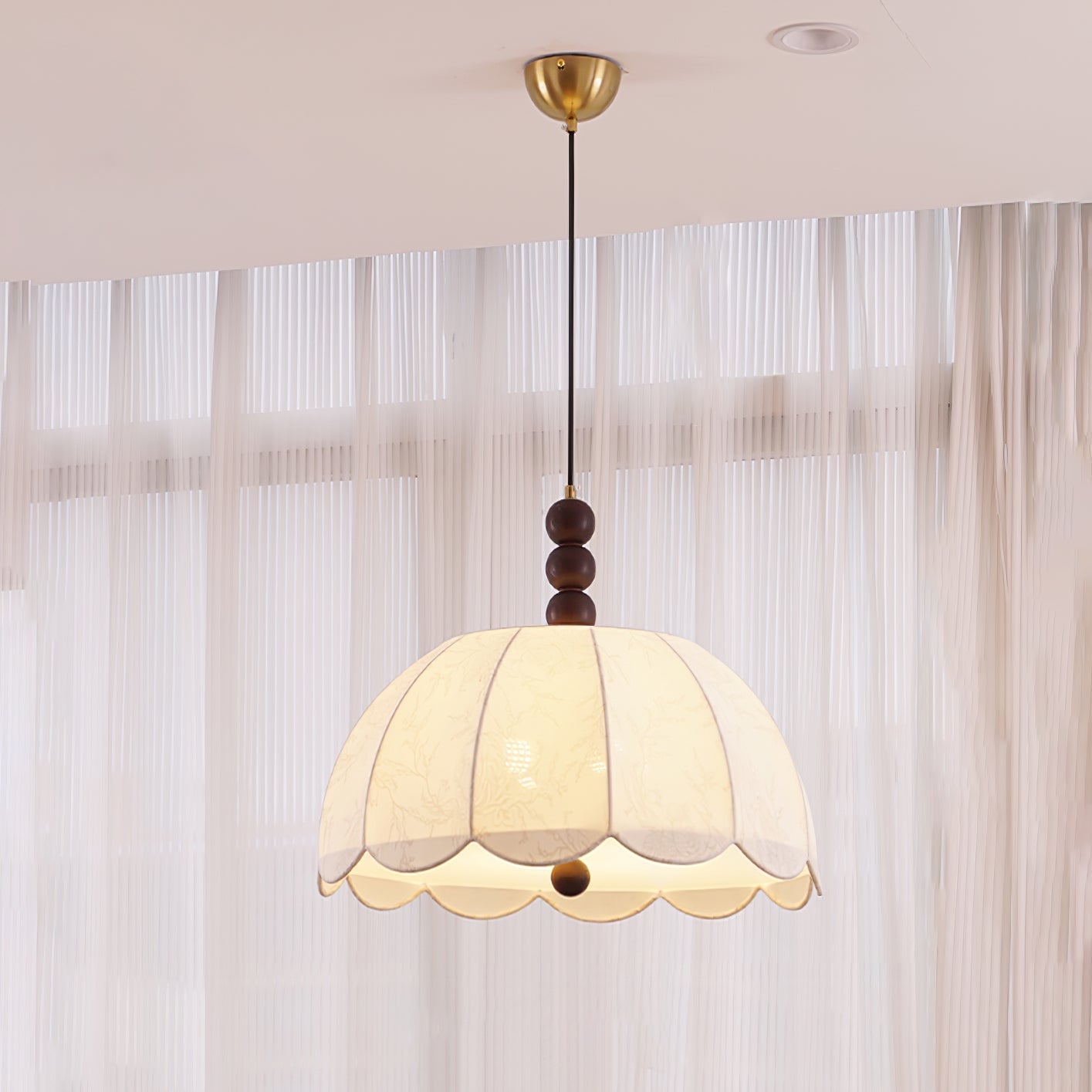 Syphaen Traditionelle Pendelleuchte aus Stoff und Holz-Letslighting