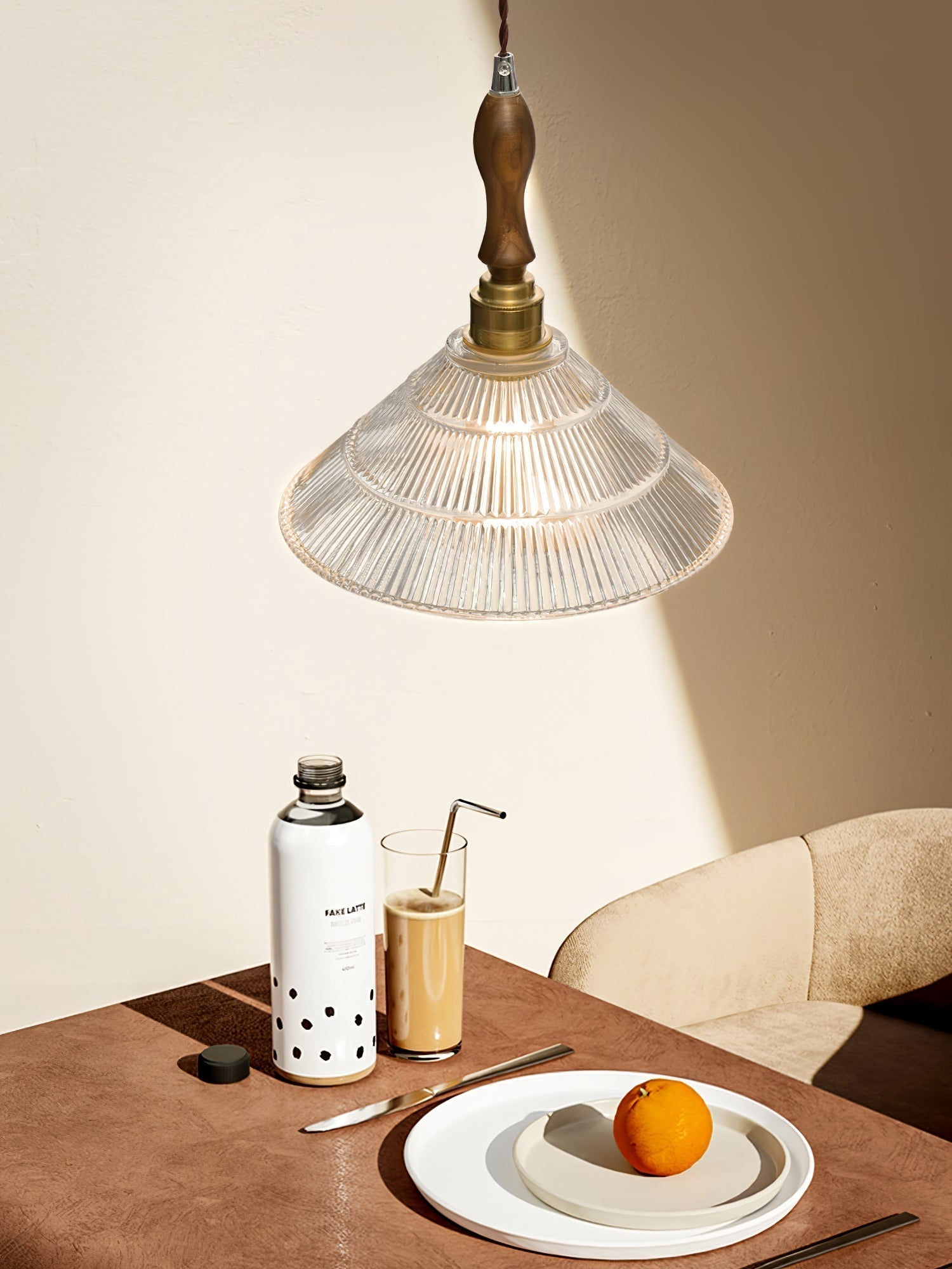 Arcara Vintage Pendelleuchte aus Geriffeltem Glas und Holz-Letslighting