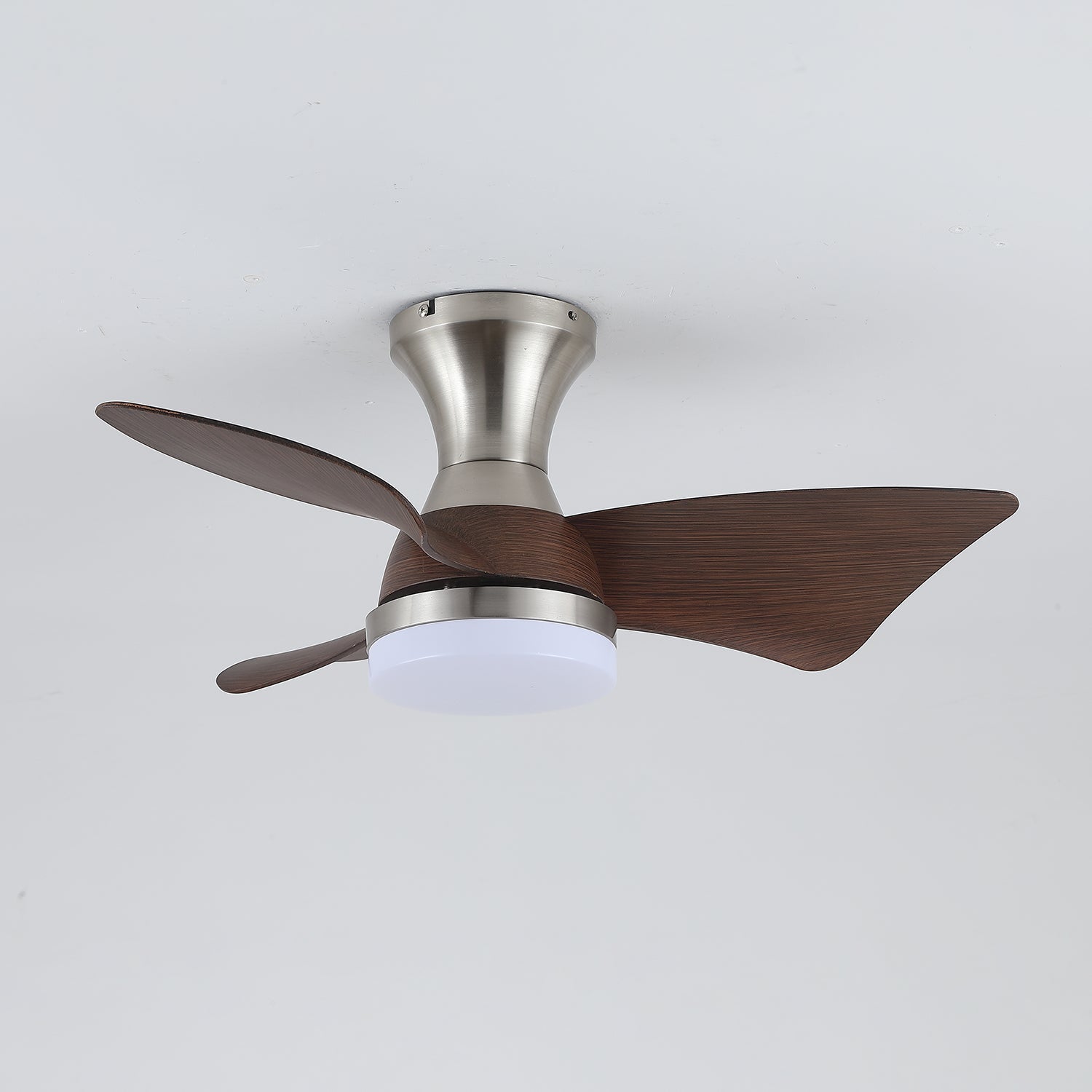 Aureon Deckenventilator mit Licht an der Decke in einer Raumumgebung montiert