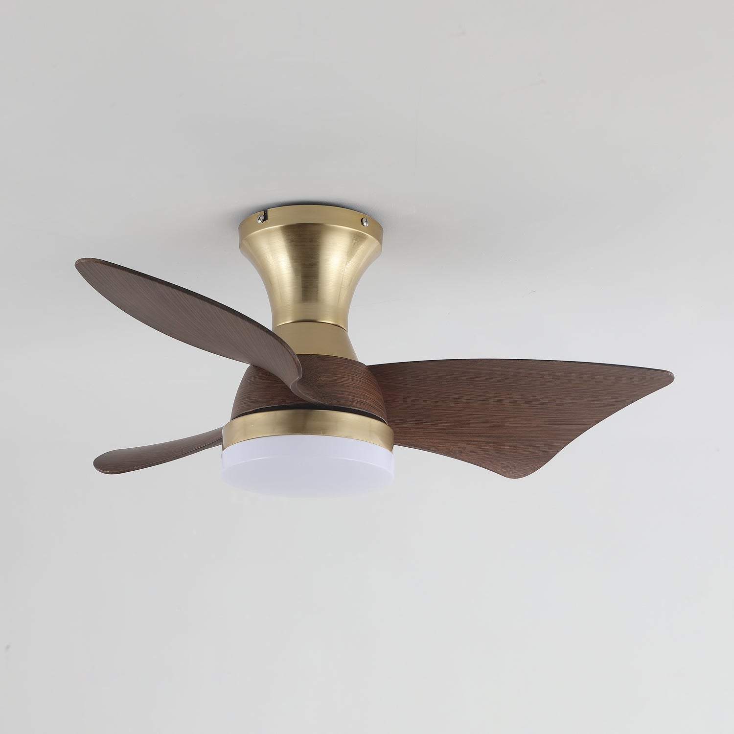 Aureon Deckenventilator mit Licht, der seinen Acrylschirm hervorhebt