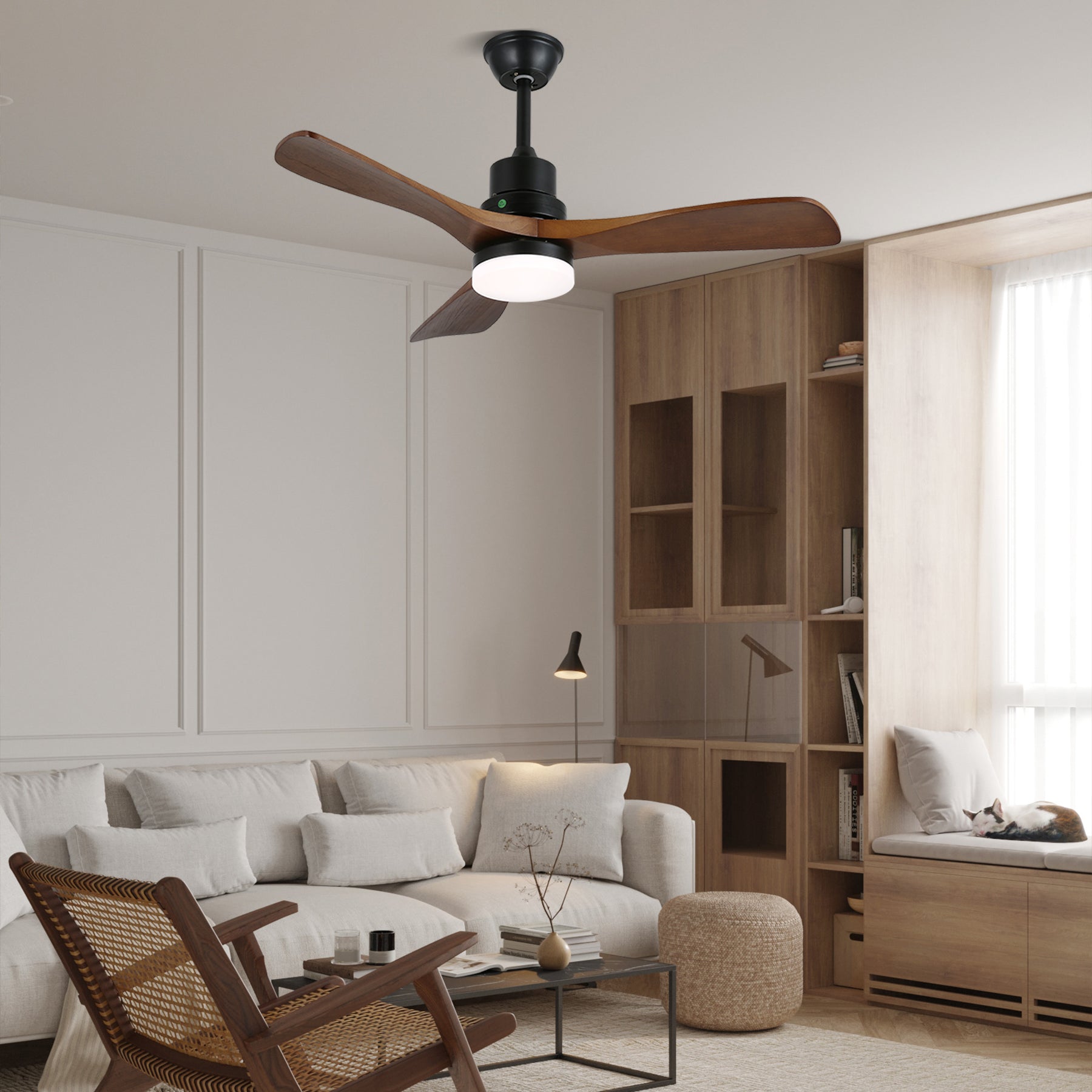 Seitenansicht des Kaelen Deckenventilators mit Beleuchtung, die sein schlankes Design veranschaulicht