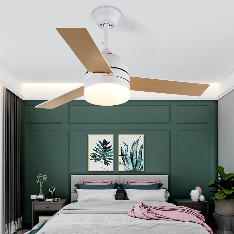 Selena Minimalistische Deckenventilatorleuchte aus Holz, schräge Ansicht mit Ventilatorflügeln