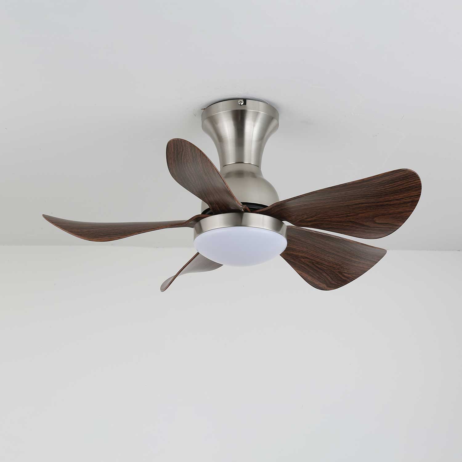 Seitenansicht des Novaro Deckenventilators mit Beleuchtung, die sein modernes Design hervorhebt.