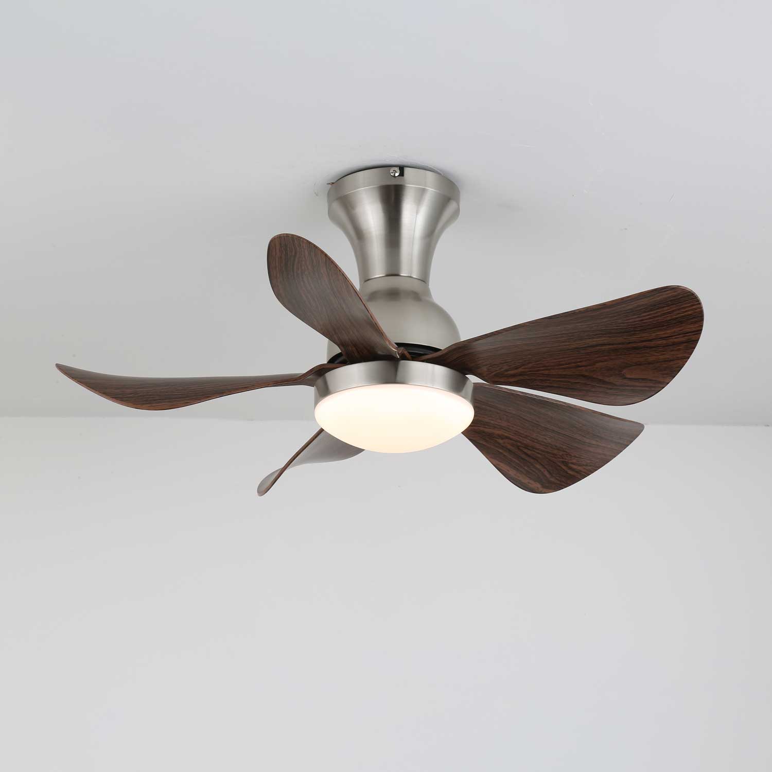 Detail der integrierten LED-Lichtquelle und des Acrylschirms des Novaro Ventilators.