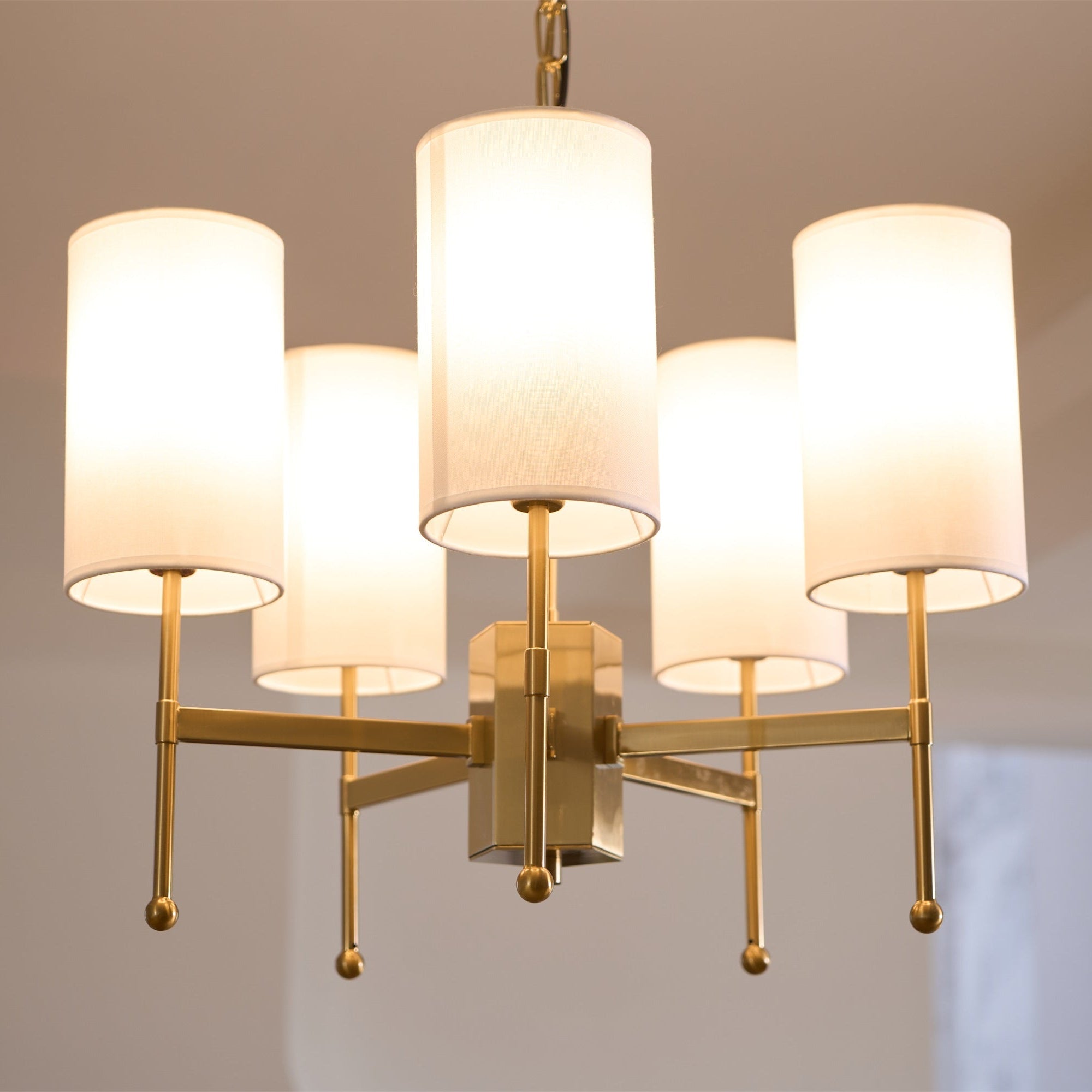 Ulcarisra Vintage Kronleuchter aus Messing mit Stoffbezug-Letslighting