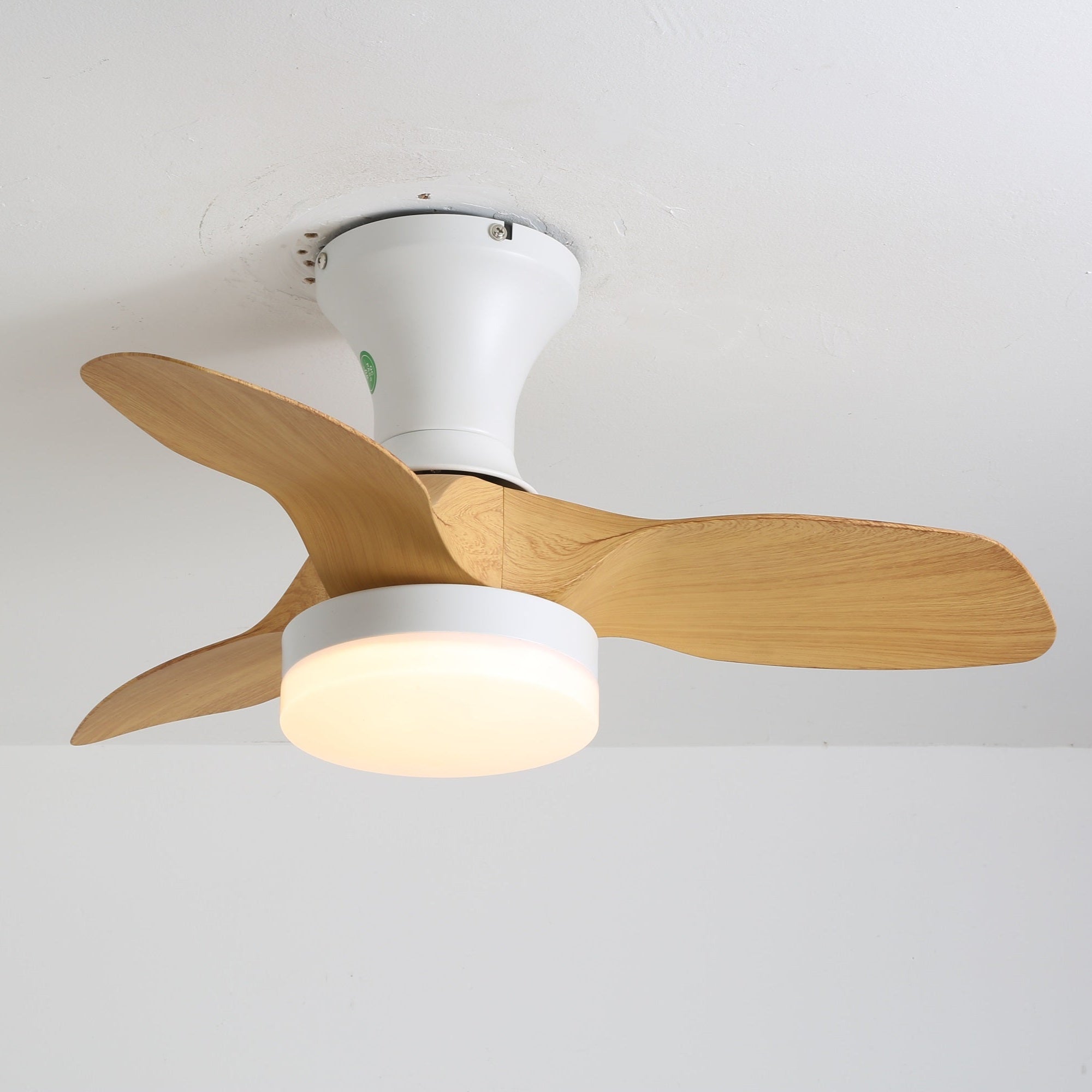Nora Minimalistische Deckenventilatorleuchte aus einem anderen Blickwinkel, der ihr schlankes Profil hervorhebt.