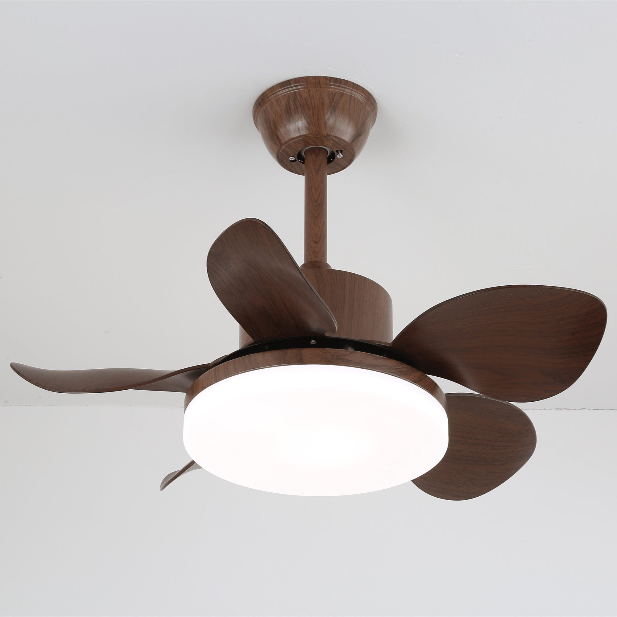 Seitenansicht der Alenya Deckenventilatorleuchte Holzoptik