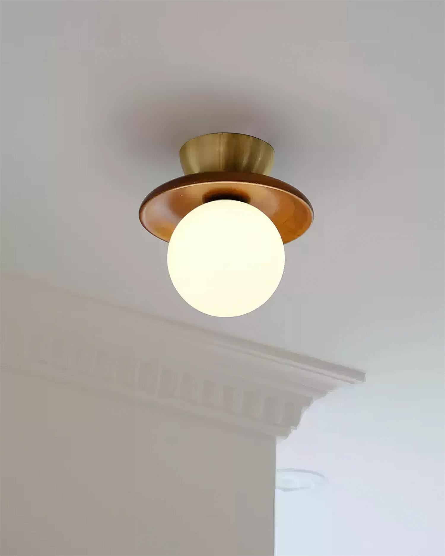 Deckenleuchte Globus Opal Glas Modern Messing Walnuss Akzent Einbau-Letslighting