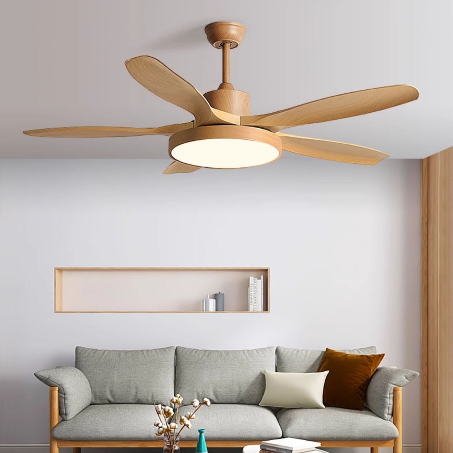 Nahaufnahme der StillWind Deckenventilatorleuchte mit Flügeln in Holzoptik und integriertem LED-Licht.