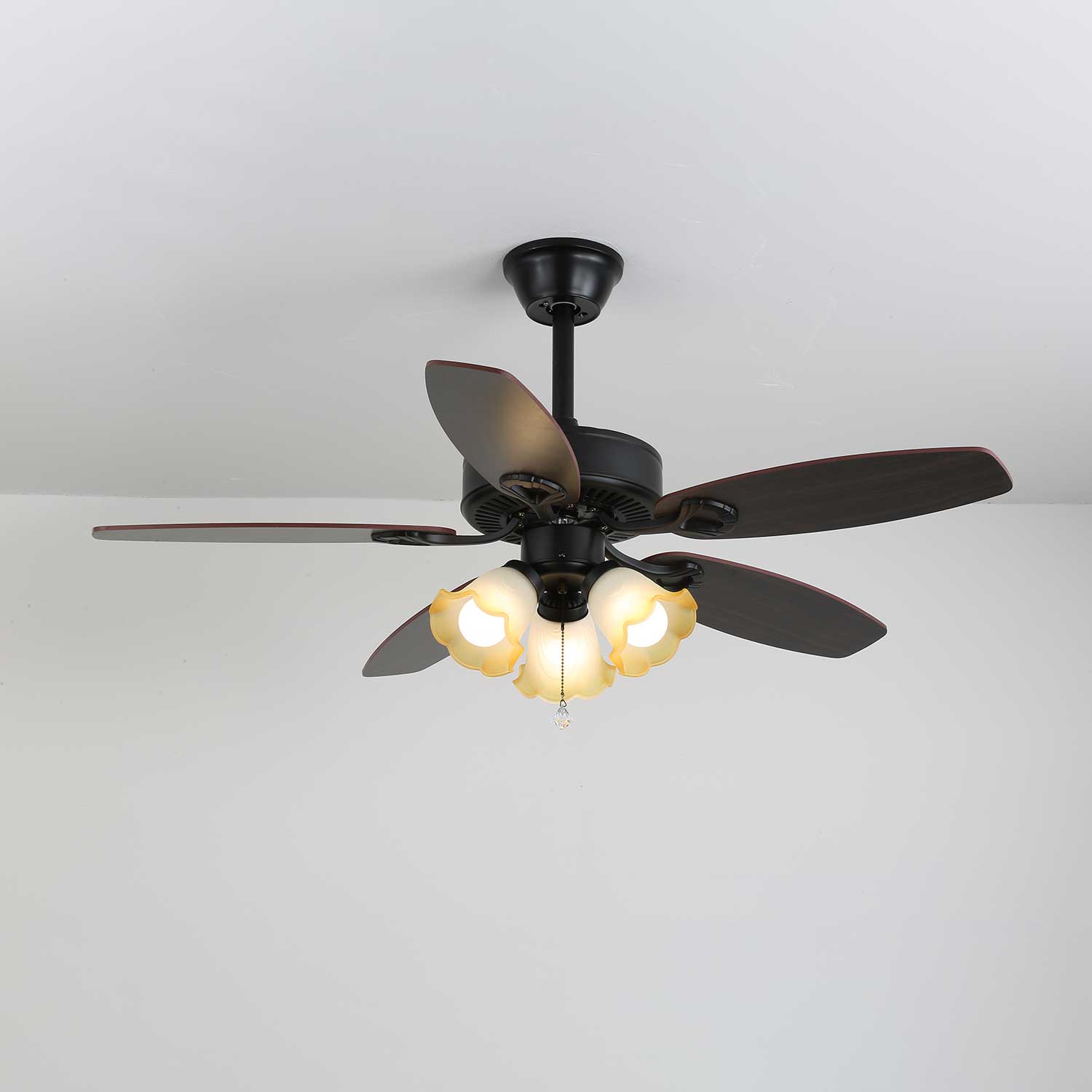 Calviera Vintage Deckenventilatorleuchte aus Holz und Glas an einer Decke installiert