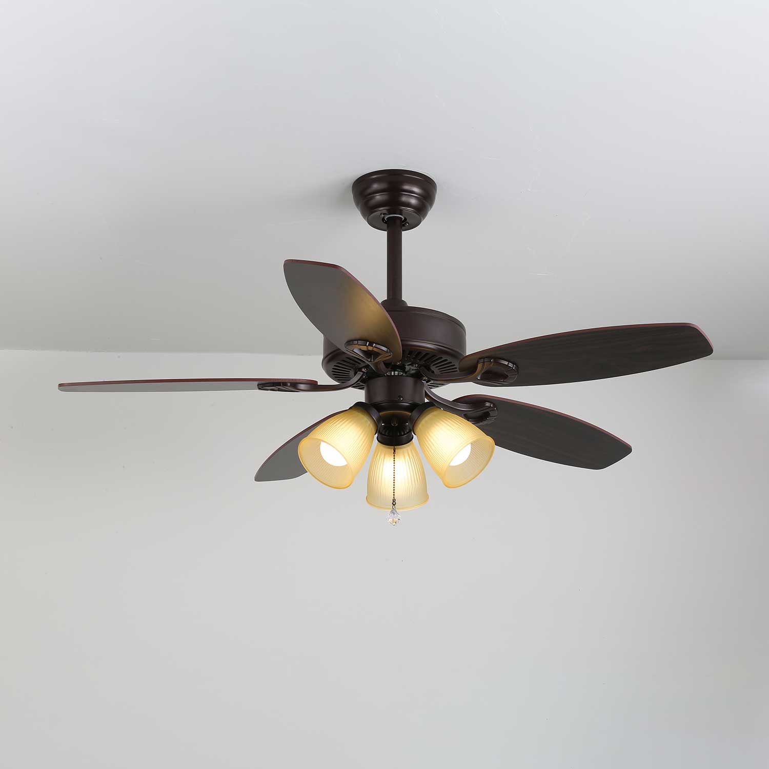 Calviera Vintage Deckenventilatorleuchte aus Holz und Glas mit ihren ABS-Flügeln