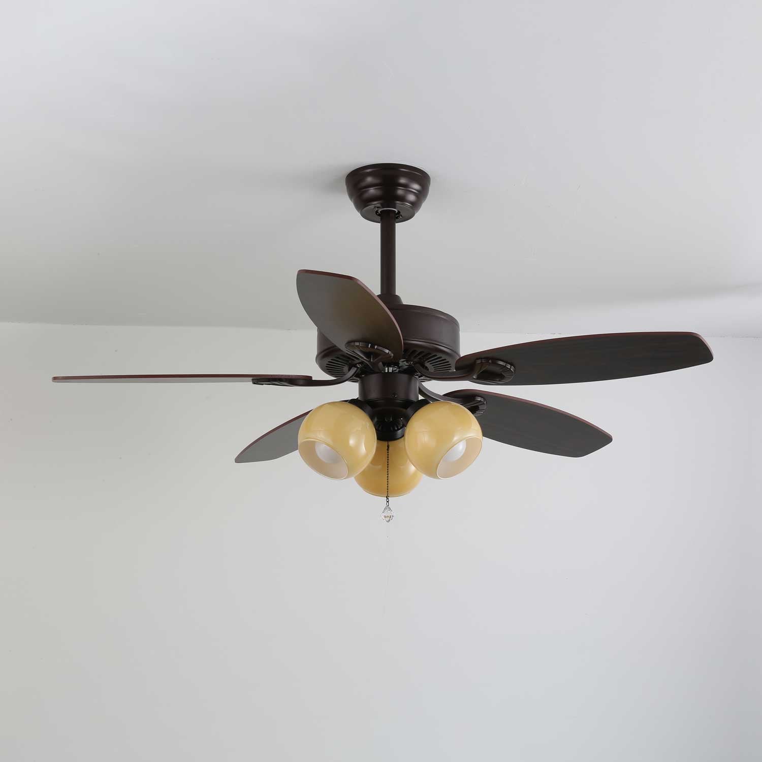 Calviera Vintage Deckenventilatorleuchte aus Holz und Glas mit ihrer 6-stufigen Steuerungsfunktion
