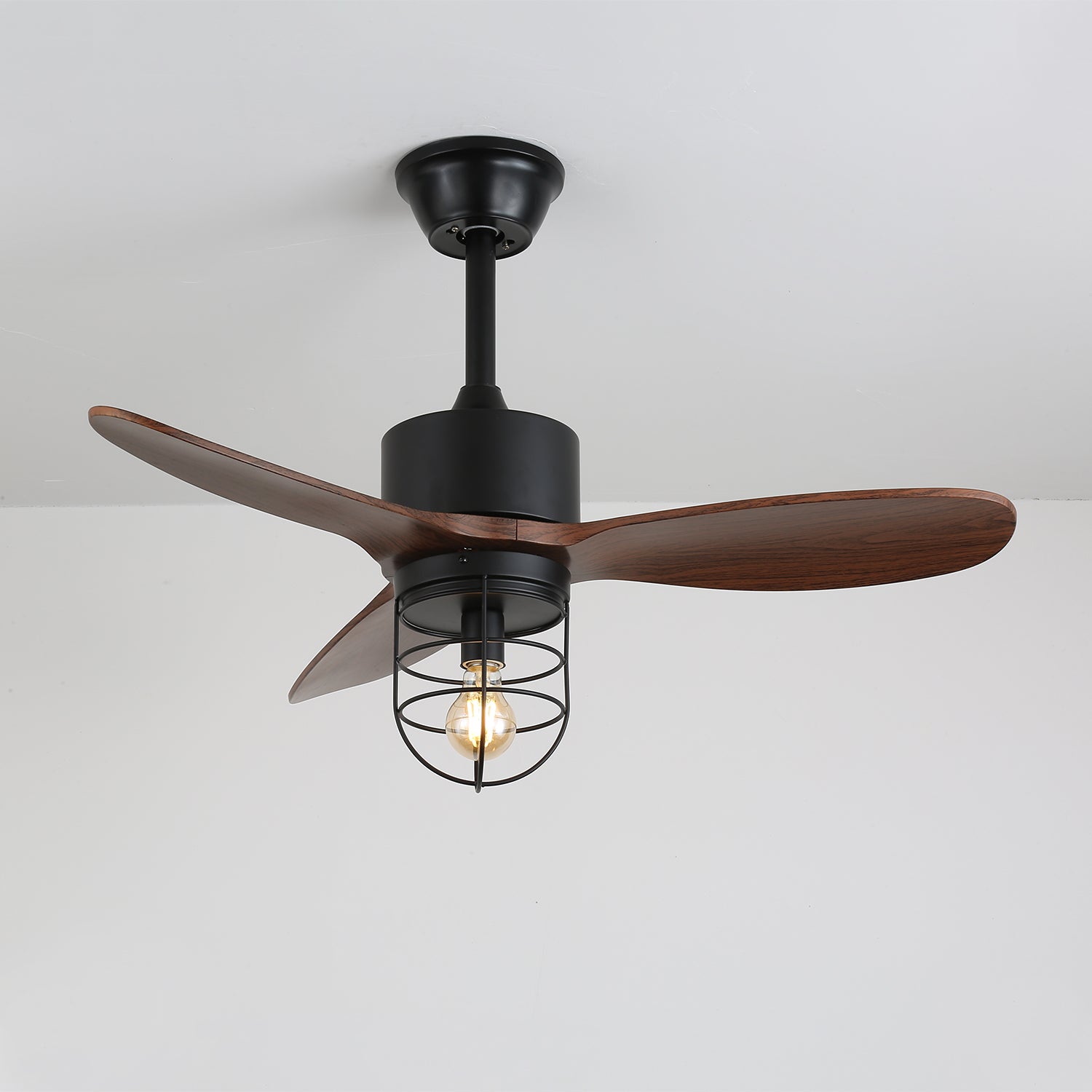 Brisora Industrie-Deckenventilatorleuchte aus Holz, schräge Ansicht