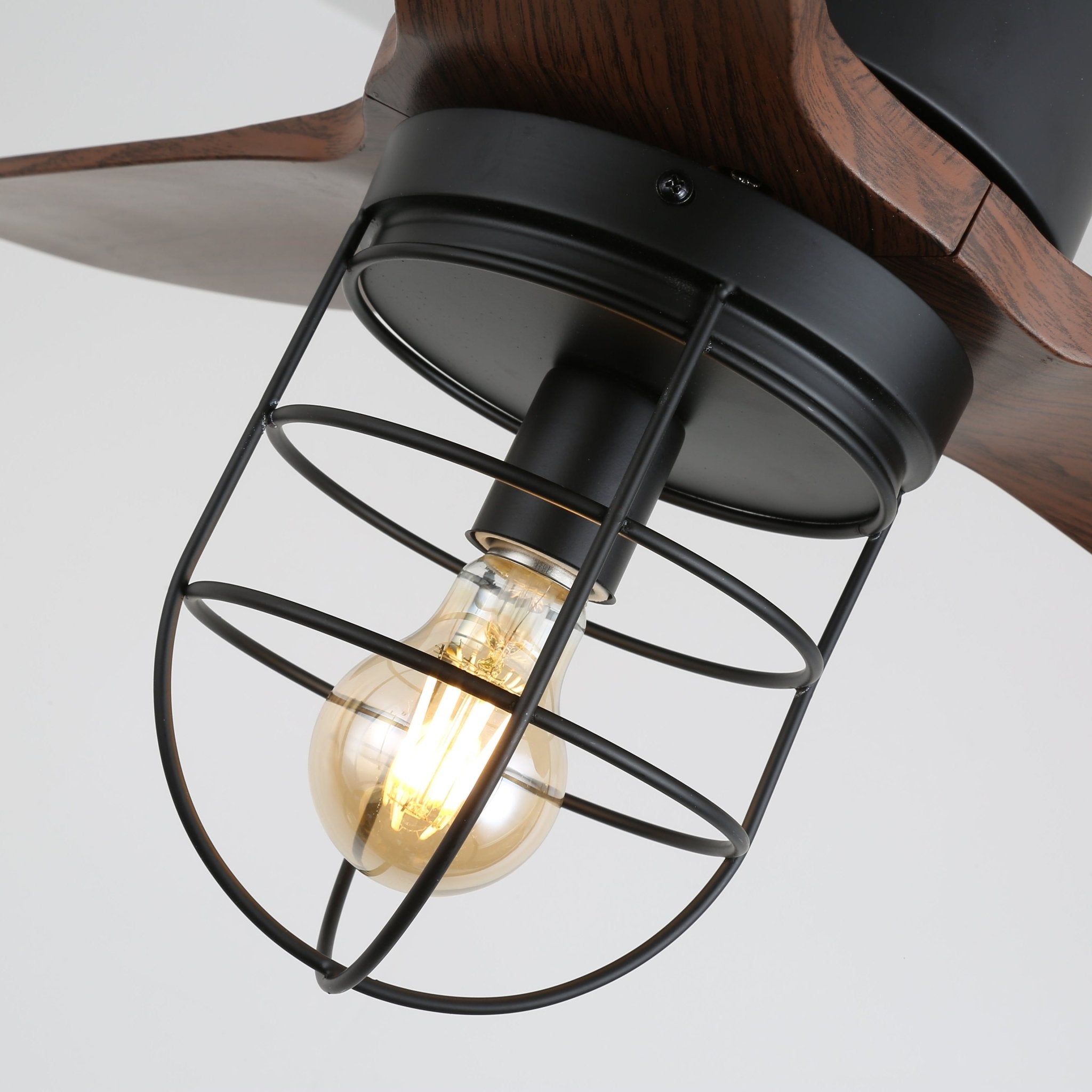 Brisora Industrie-Deckenventilatorleuchte aus Holz, in einem modernen Industrie-Interieur