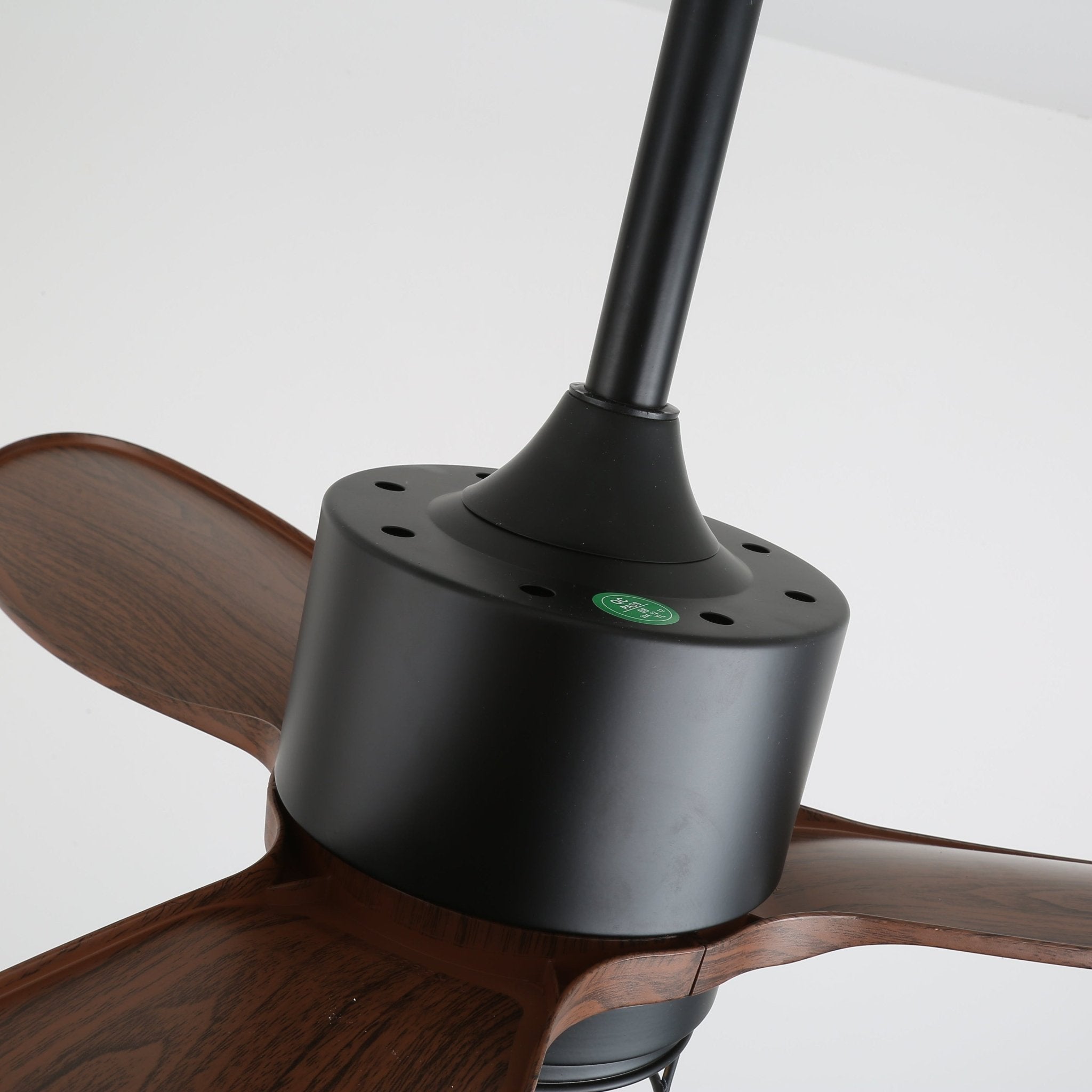 Brisora Industrie-Deckenventilatorleuchte aus Holz, Hervorhebung der ABS-Flügel