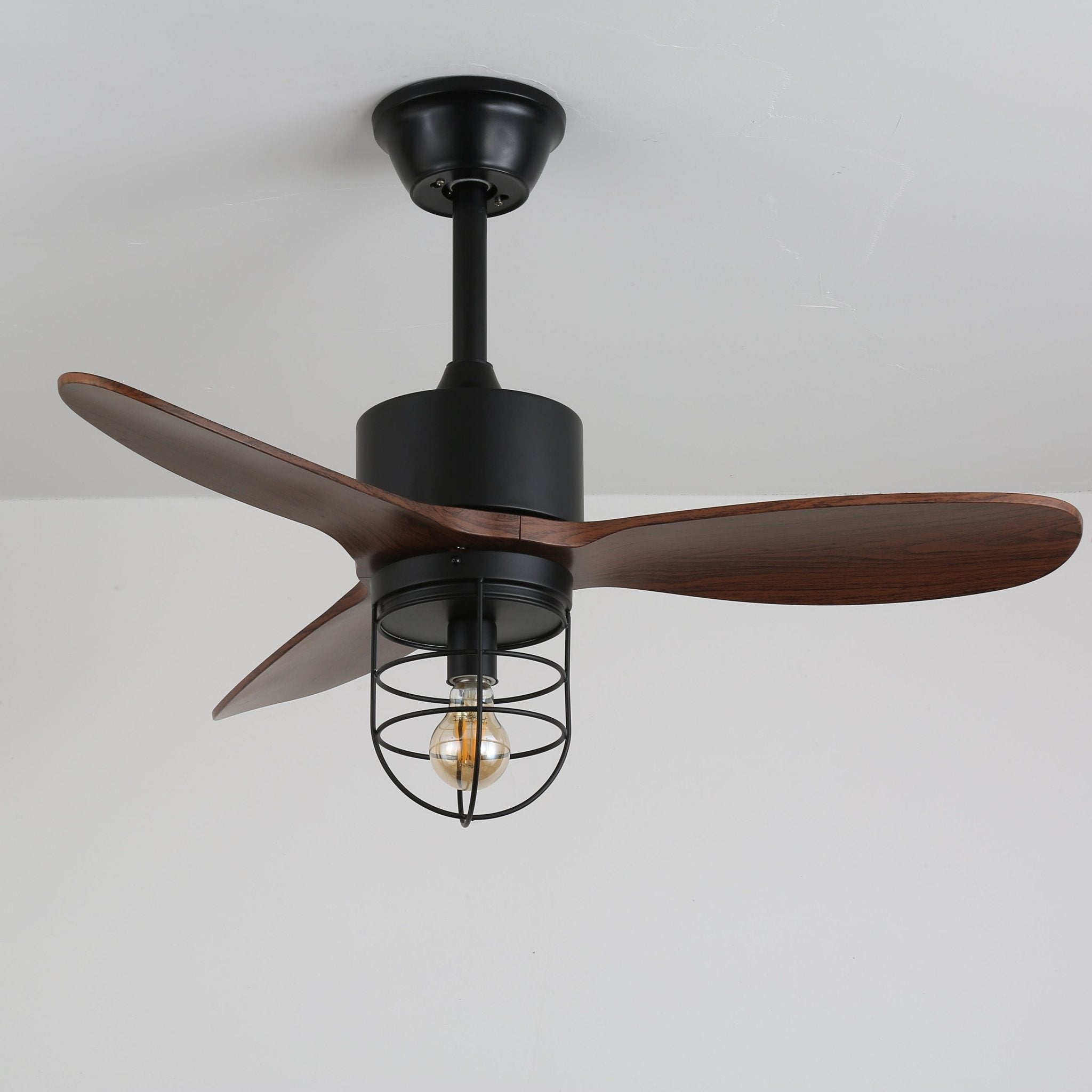 Brisora Industrie-Deckenventilatorleuchte aus Holz, in einem Geschäftsraum