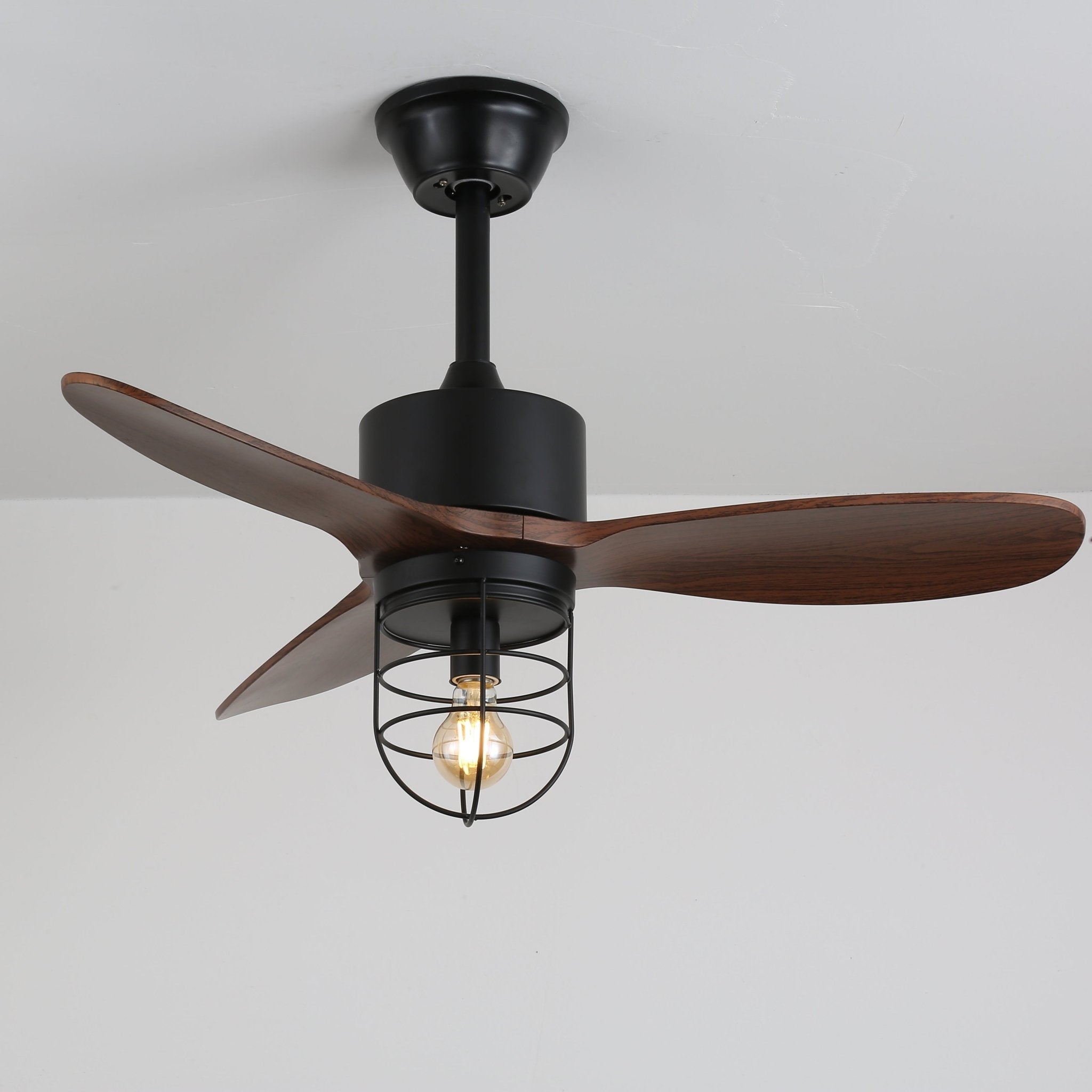 Brisora Industrie-Deckenventilatorleuchte aus Holz, Lifestyle-Aufnahme