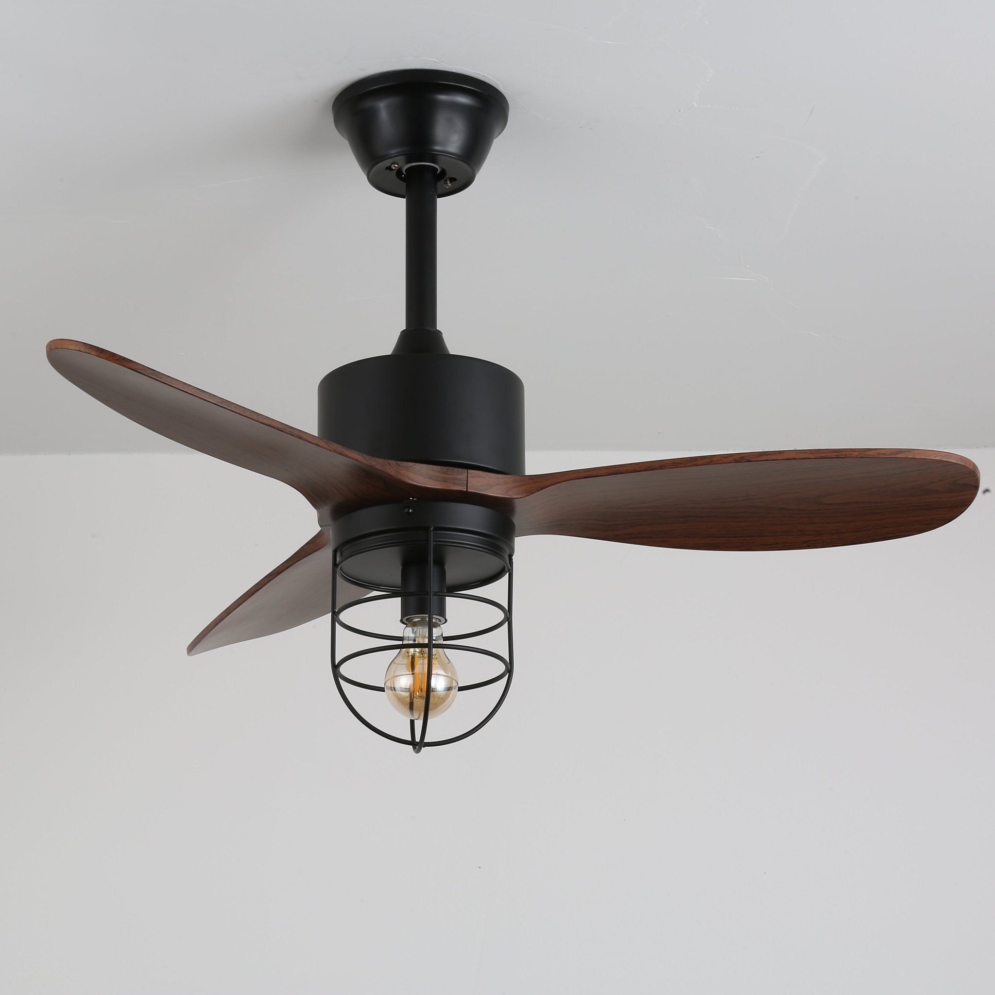 Brisora Industrie-Deckenventilatorleuchte aus Holz, Nahaufnahme der Deckenhalterung