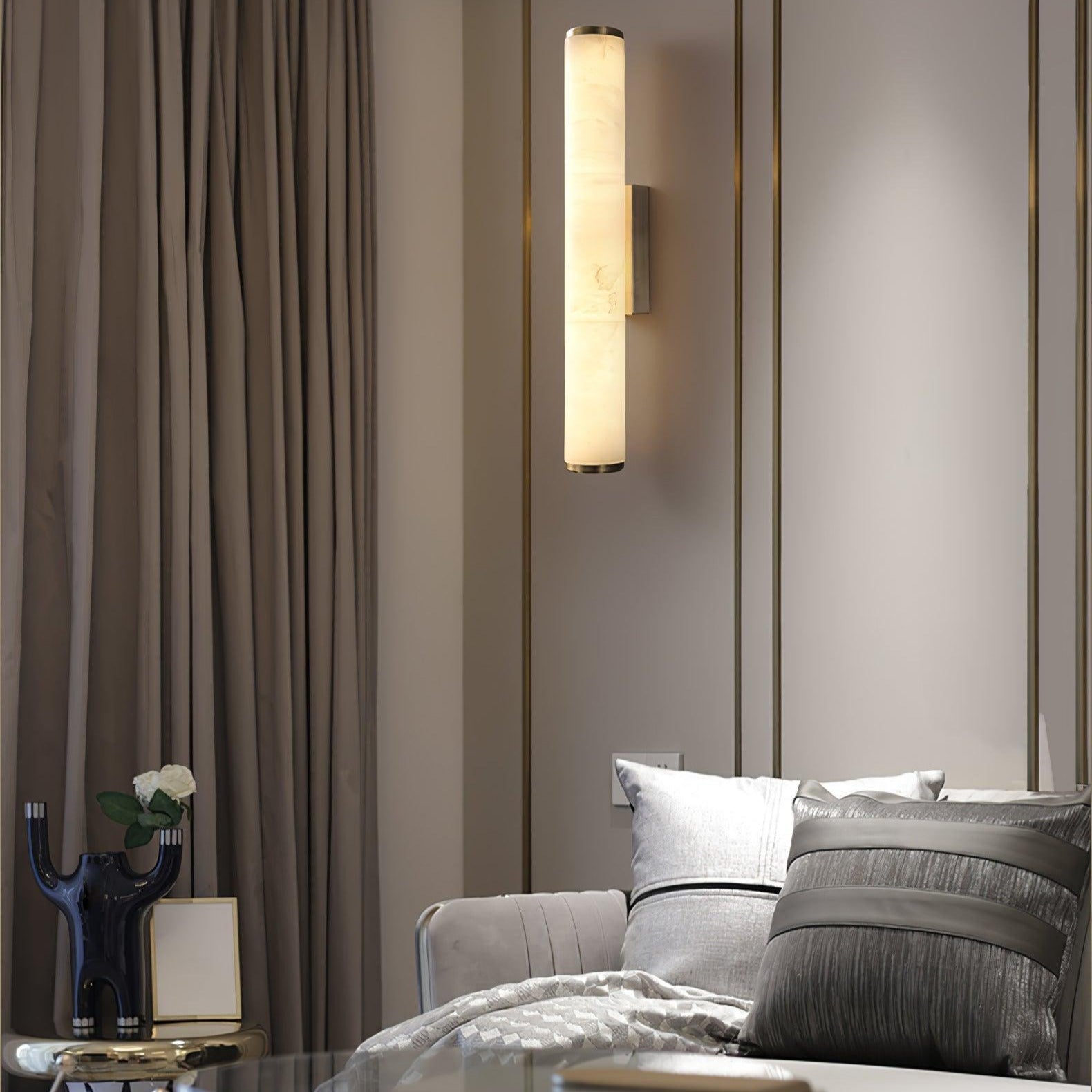 Klyr Vertikale zylindrische Alabaster-Wandleuchte