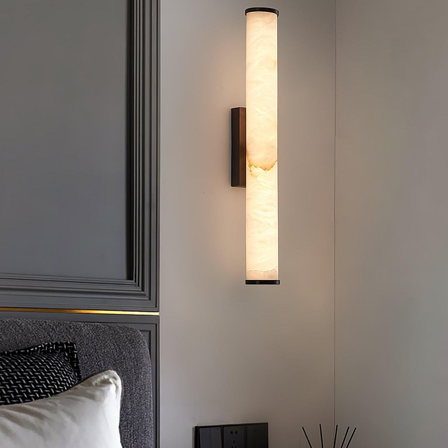 Klyr Vertikale zylindrische Alabaster-Wandleuchte