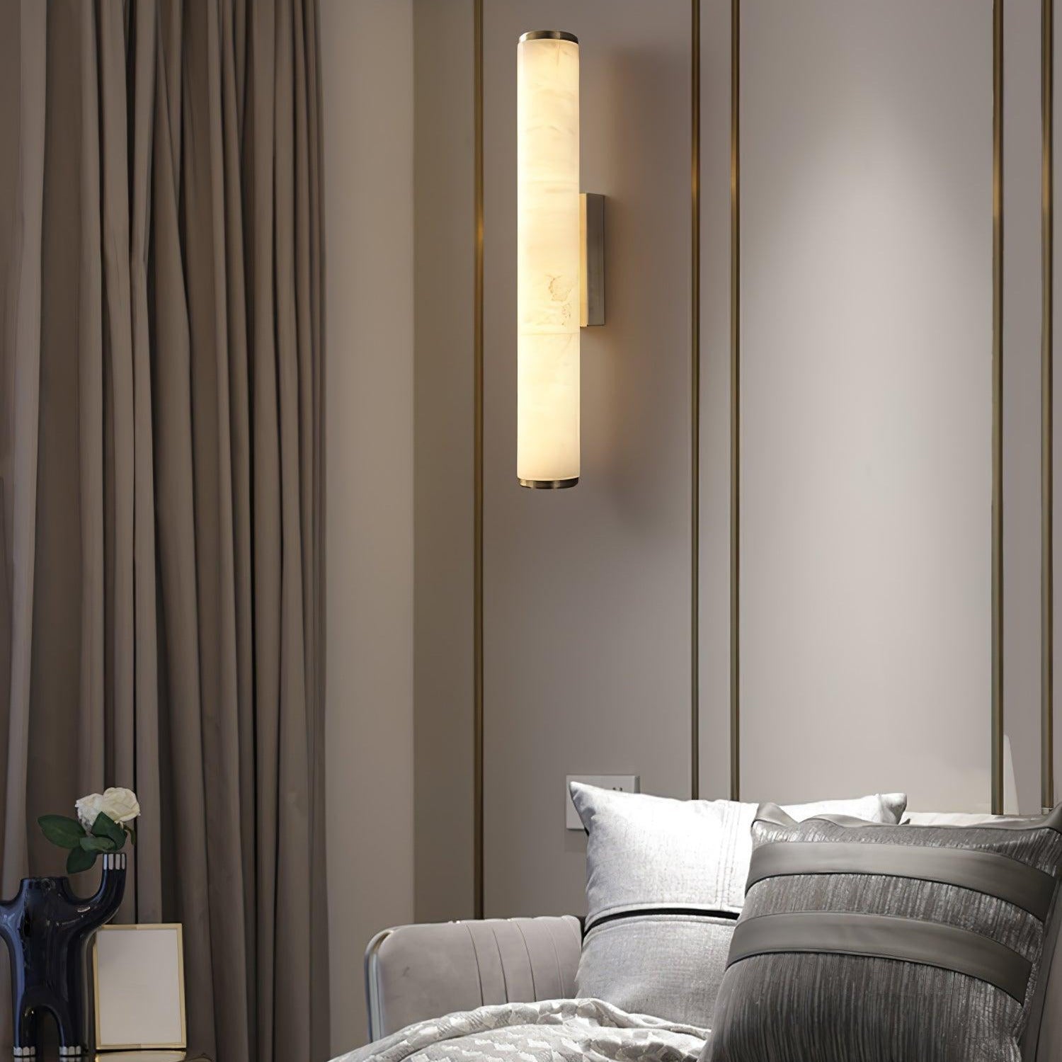 Klyr Vertikale zylindrische Alabaster-Wandleuchte