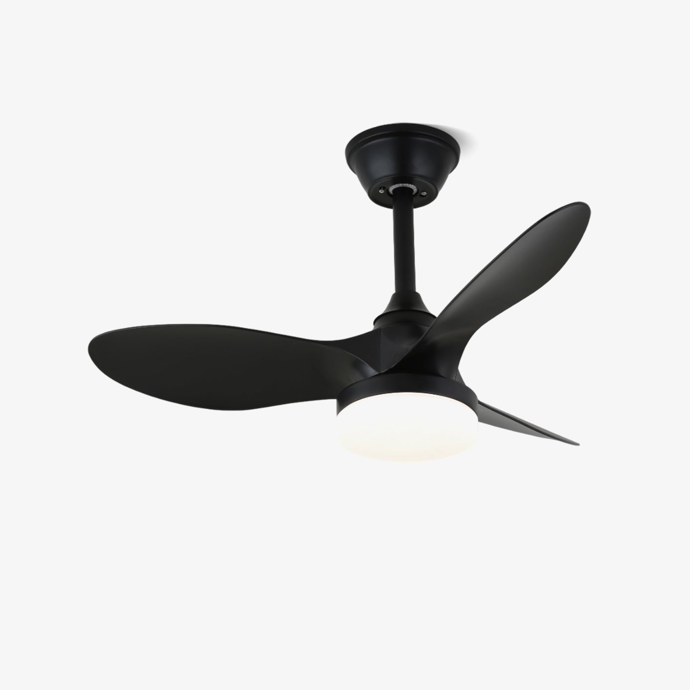 Aelric Moderner Deckenventilator mit Licht in einem zeitgenössischen Wohnraum