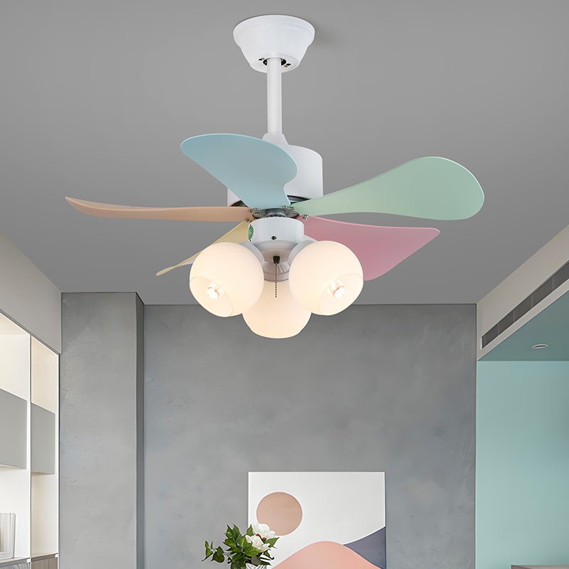 Liora Deckenventilator mit bunter Glasbeleuchtung, in einem hellen Interieur
