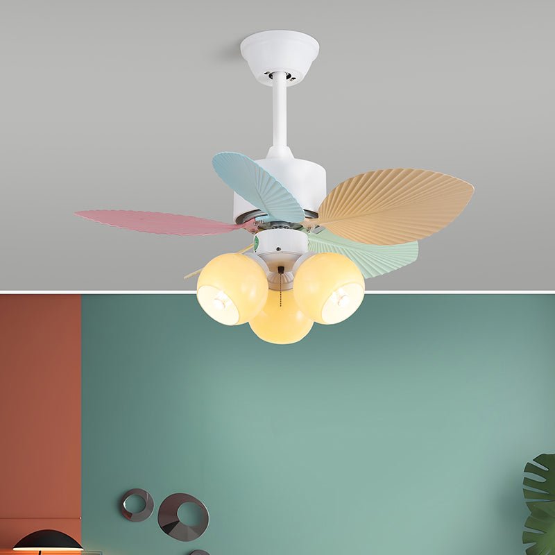 Liora Deckenventilator mit bunter Glasbeleuchtung, schräge Ansicht