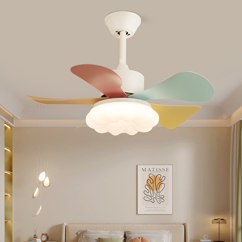 Liora Deckenventilator mit bunter Glasbeleuchtung, an der Decke montiert