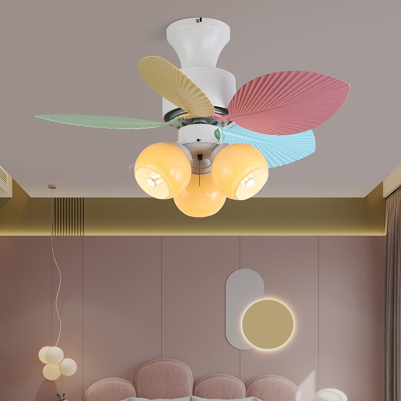Liora Deckenventilator mit bunter Glasbeleuchtung, Detail des Leuchtmittelbereichs