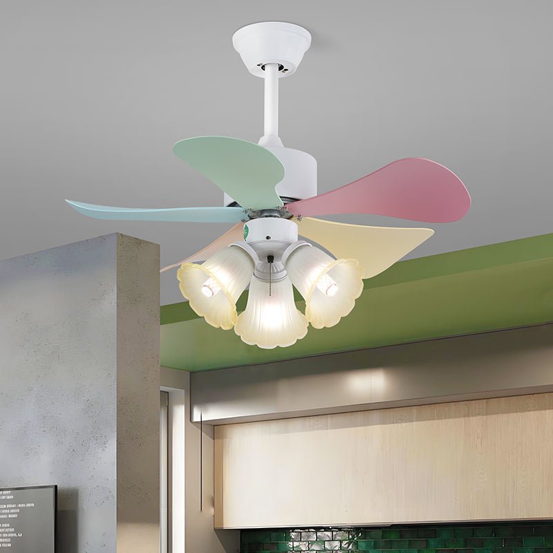Liora Deckenventilator mit bunter Glasbeleuchtung, präsentiert 6-stufigen Ventilator