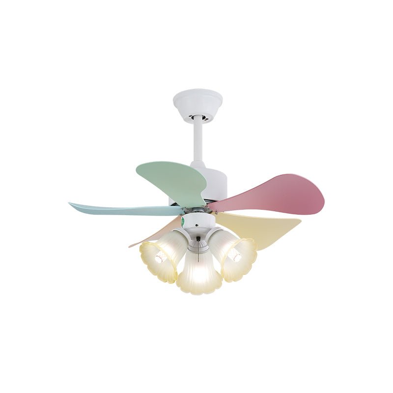 Liora Deckenventilator mit bunter Glasbeleuchtung, in einem Spielbereich