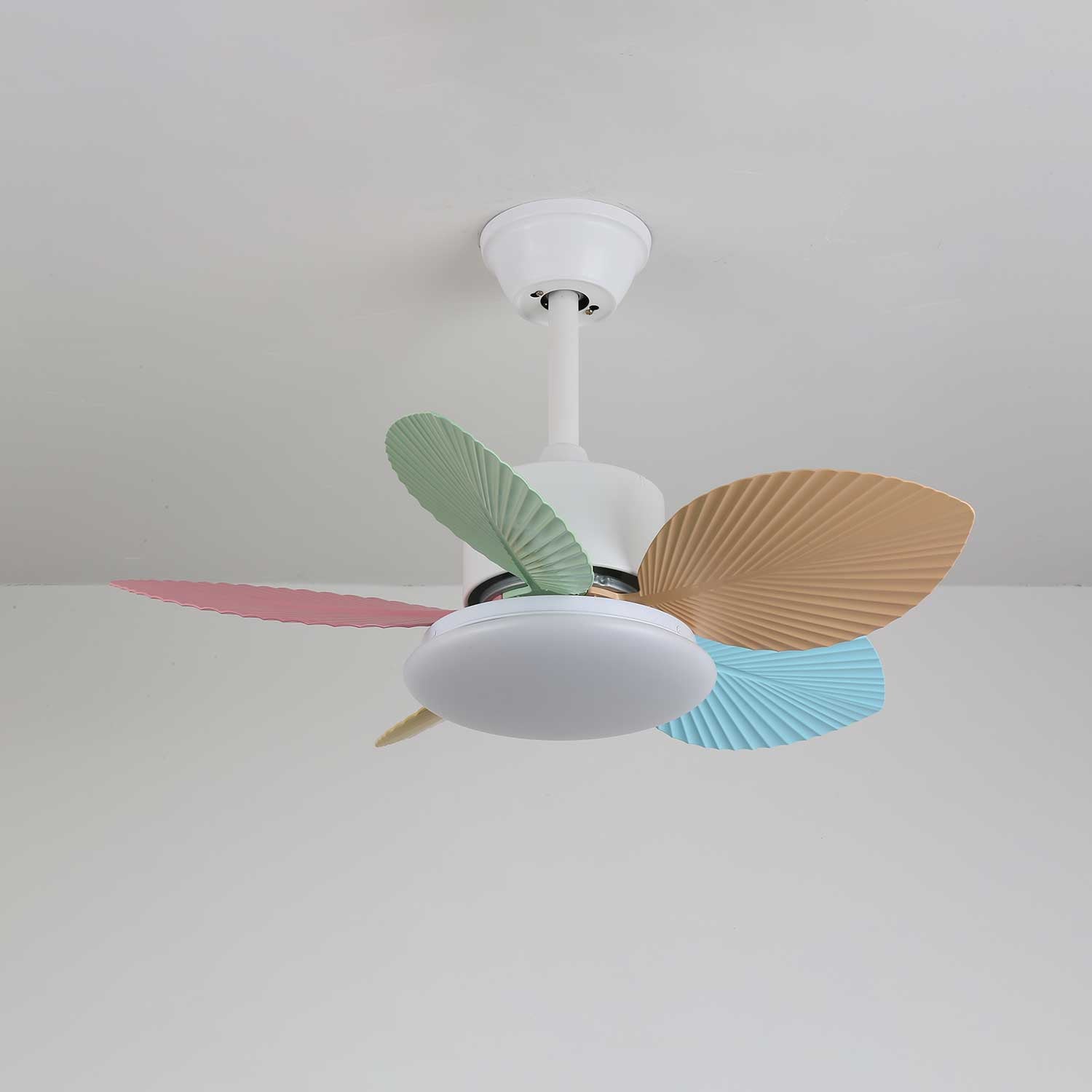Liora Deckenventilator mit bunter Glasbeleuchtung, zeigt festverdrahtete Installation
