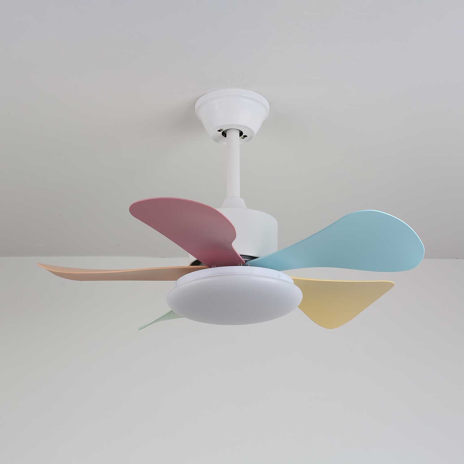 Liora Deckenventilator mit bunter Glasbeleuchtung, im Spielzimmer