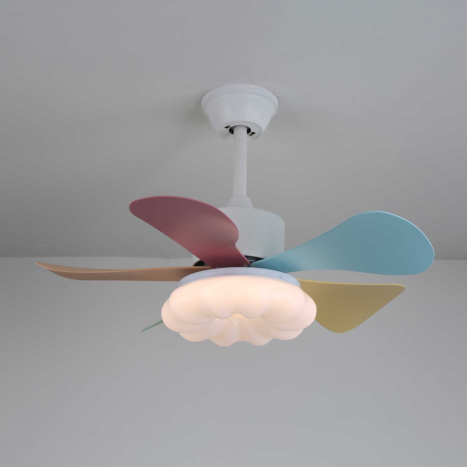 Liora Deckenventilator mit bunter Glasbeleuchtung, Gesamtansicht 5