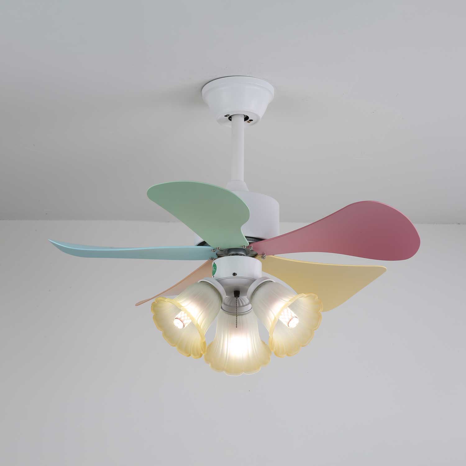 Liora Deckenventilator mit bunter Glasbeleuchtung, Gesamtansicht 6