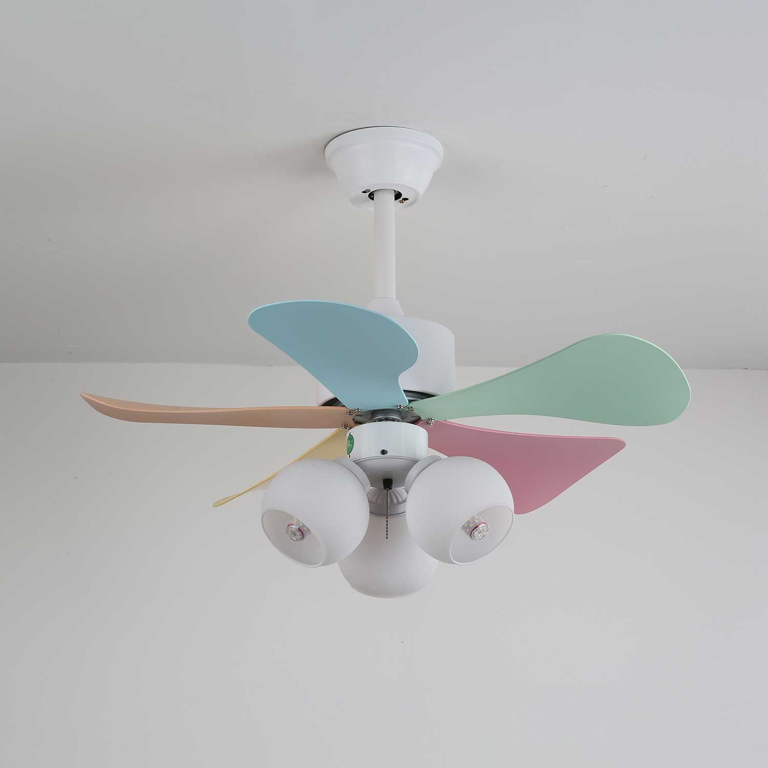 Liora Deckenventilator mit bunter Glasbeleuchtung, Gesamtansicht 9